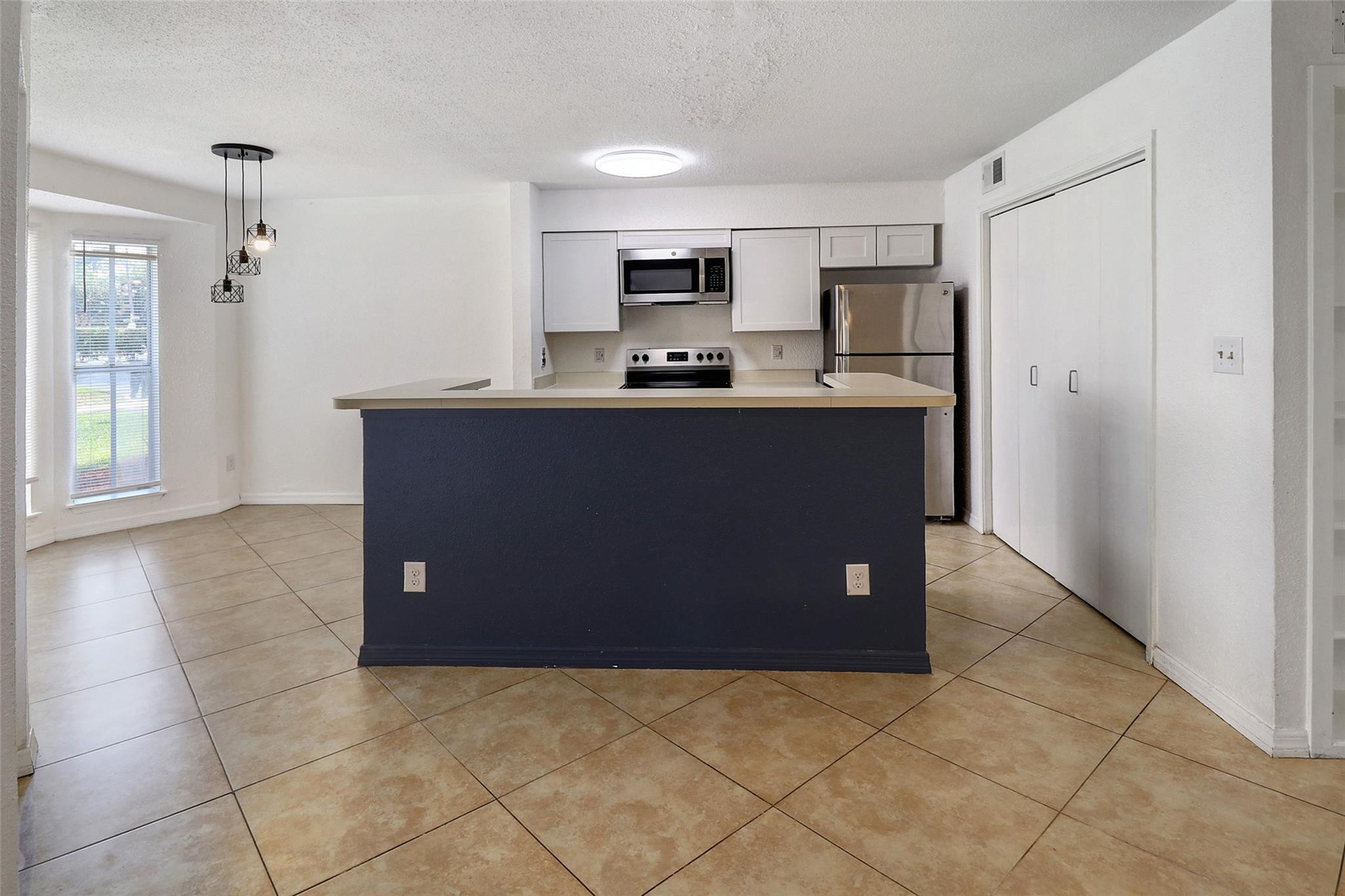 This bright and spacious 1-bedroom, 1-bathroom offers a perfect blend of comfort and functionality. The open-concept kitchen flows into the living and dining areas, creating an inviting space ideal for both everyday living and entertaining. For added convenience, the unit includes a full-size washer and dryer. Ideally located near shopping, dining, and everyday essentials, this well-maintained apartment delivers comfort and convenience in a highly desirable location. Can be rented right away!