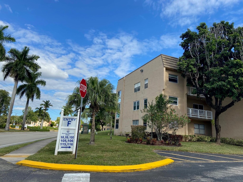 55+ community. 1 bedroom/1 bathroom. Kitchen and Bathroom were redone, granite counters, laminated floors, new A/C, freshly painted.   It has an Active Club House with free golf, 10 swimming pools, pickleball, tennis, gym and so much more!    There is no special assessment, it has reserve & 40 years inspection completed.Parking is at the front door.