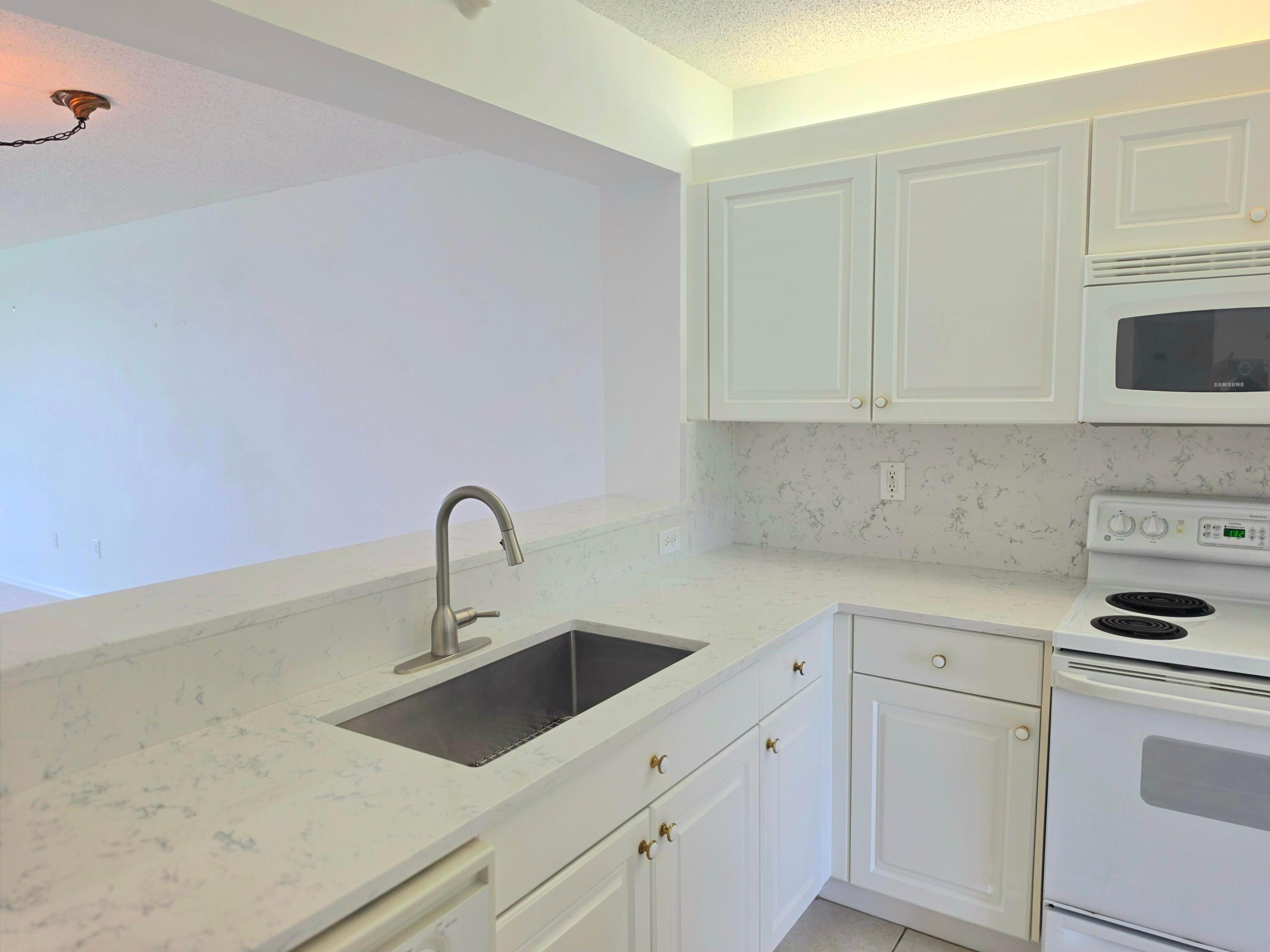 SOUTHAMPTON CONDOMINIUM H - Residential