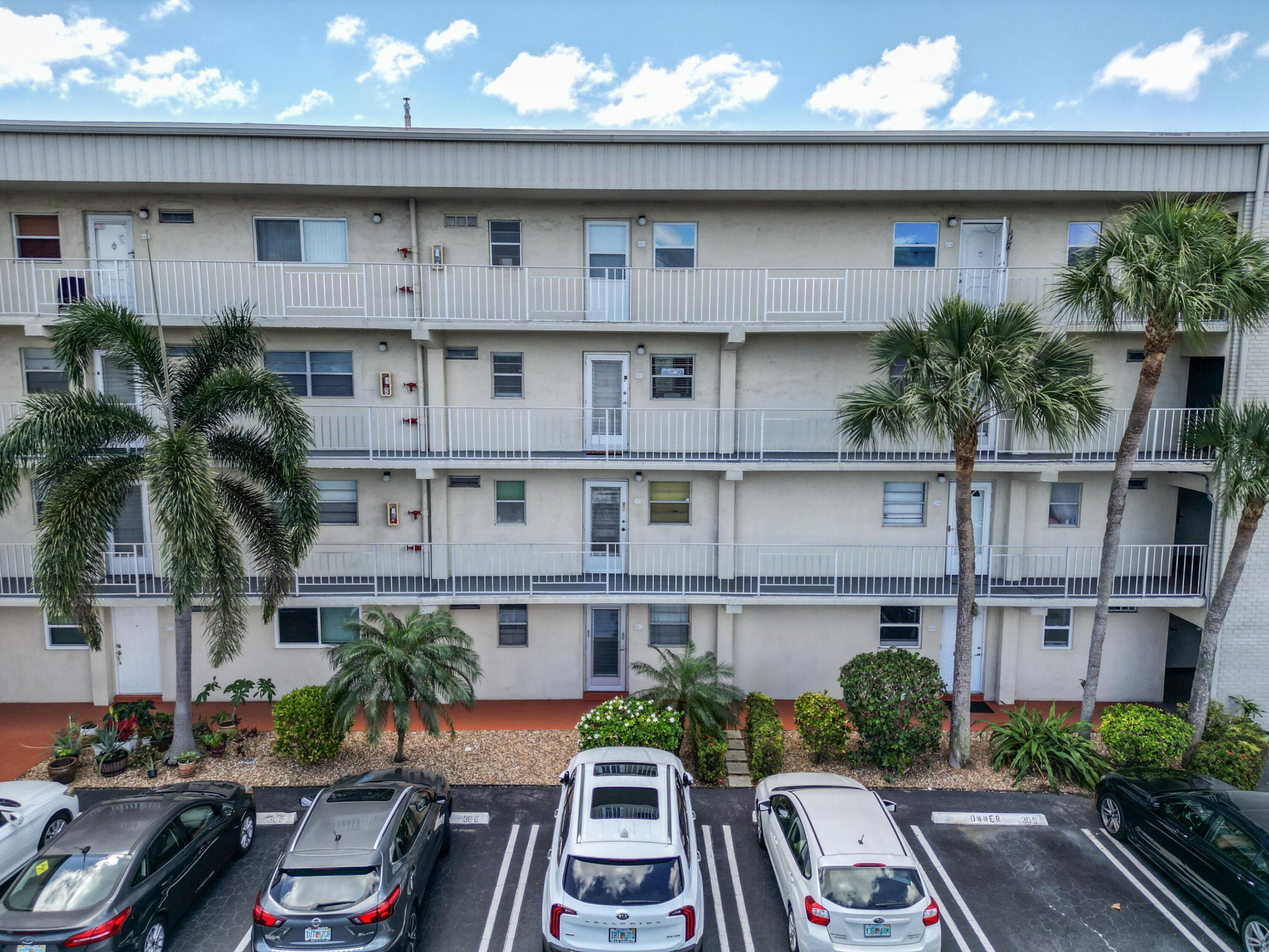 VILLAGE ROYALE ON THE GREEN CONDO - Residential