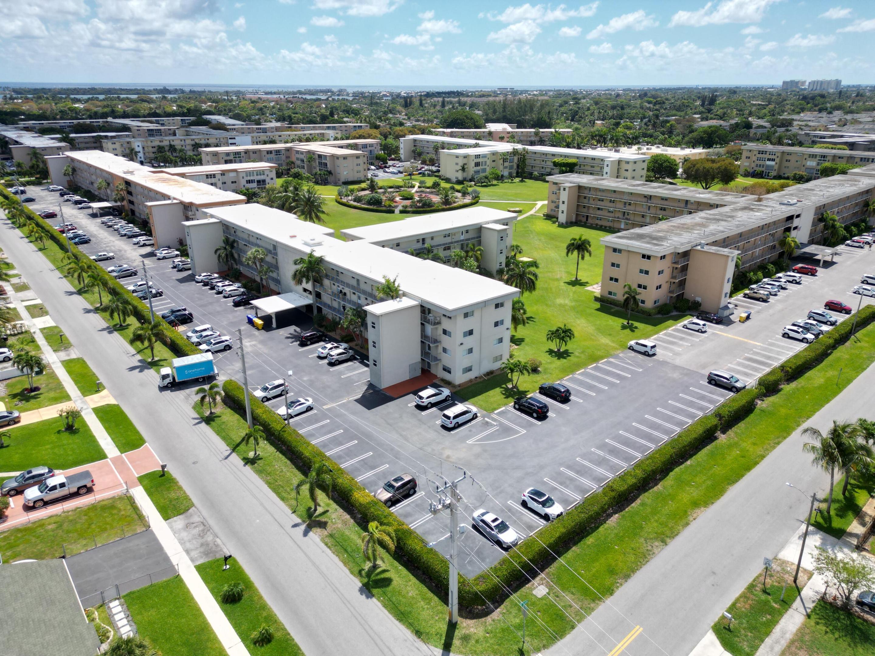 VILLAGE ROYALE ON THE GREEN CONDO - Residential