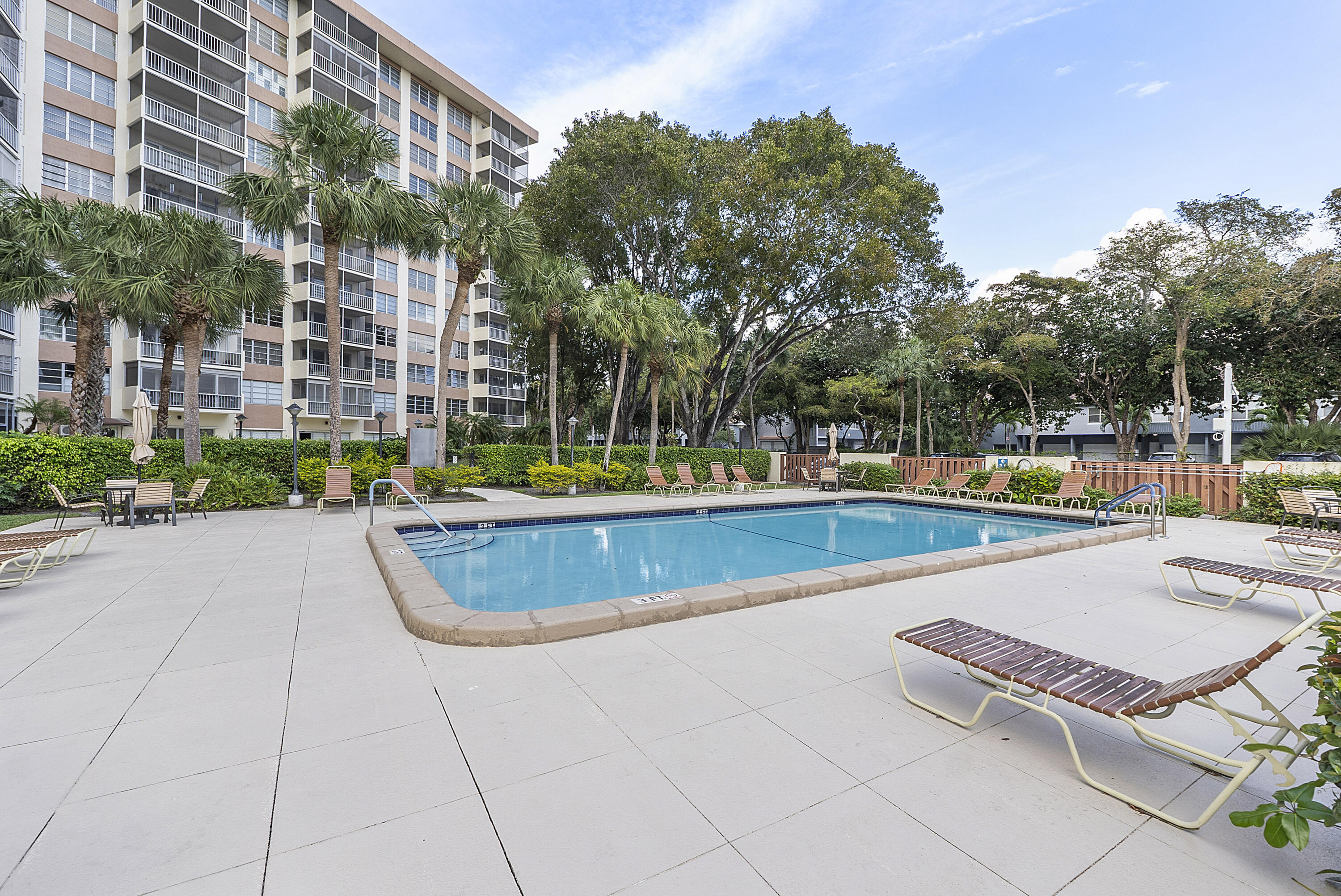 COUNTRY CLUB TOWER OF CORAL - Residential