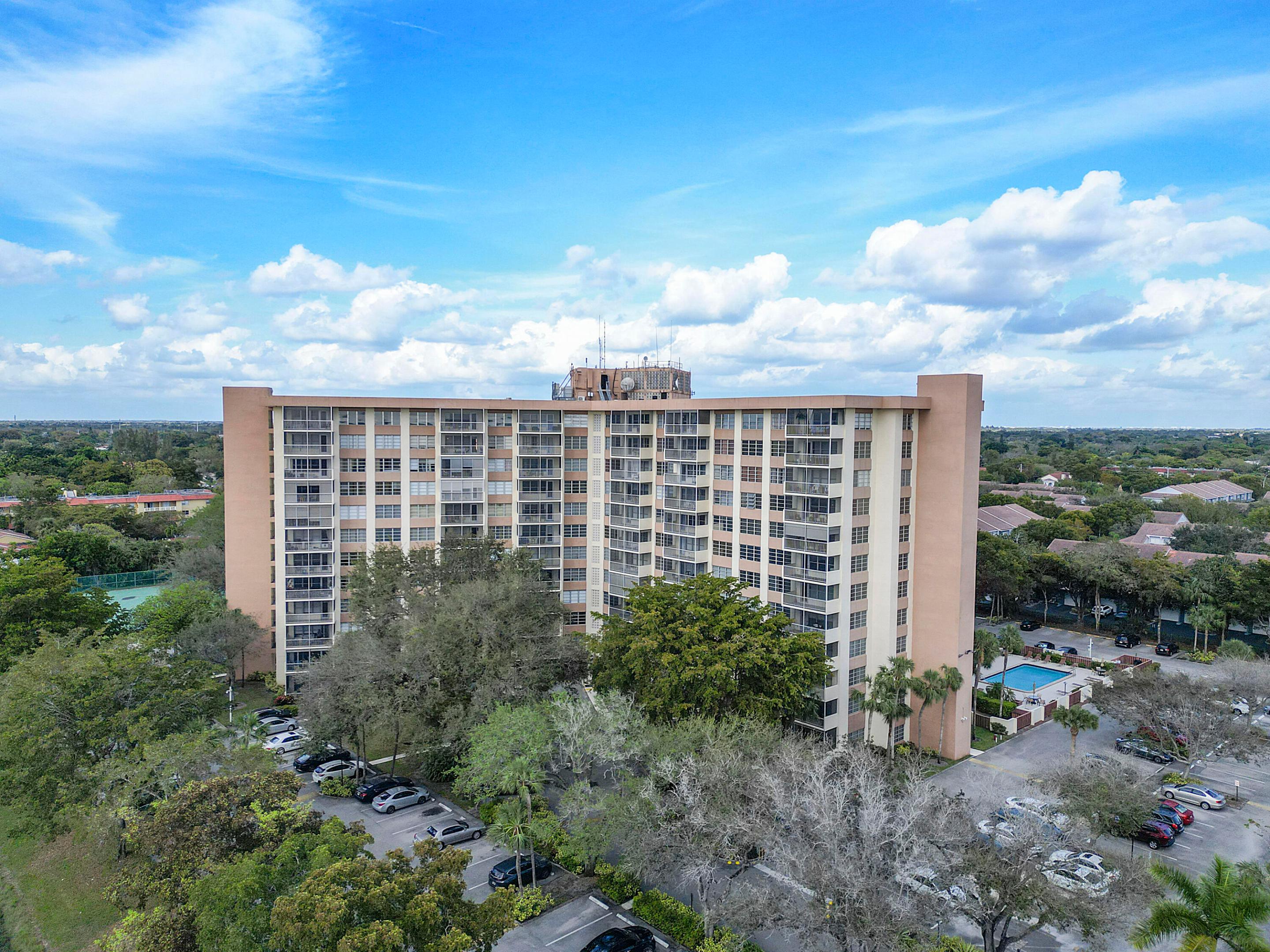 COUNTRY CLUB TOWER OF CORAL - Residential