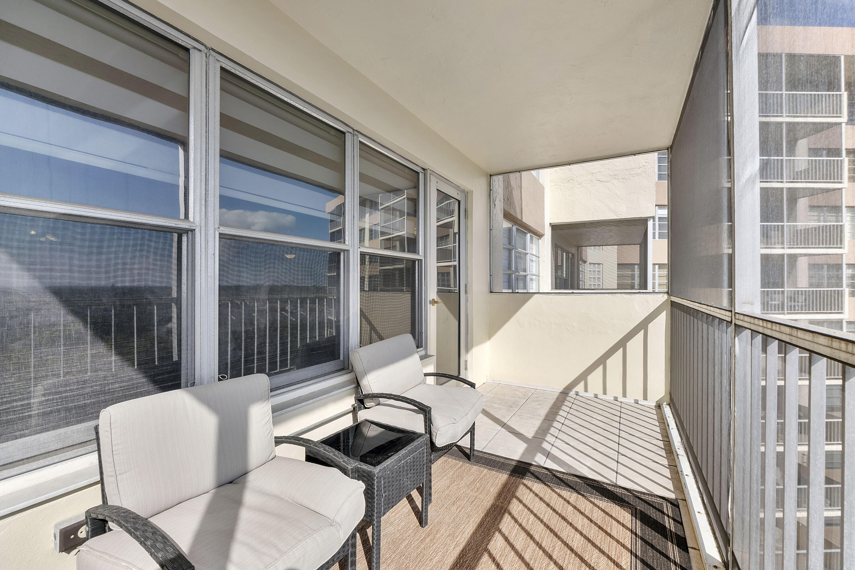 COUNTRY CLUB TOWER OF CORAL - Residential