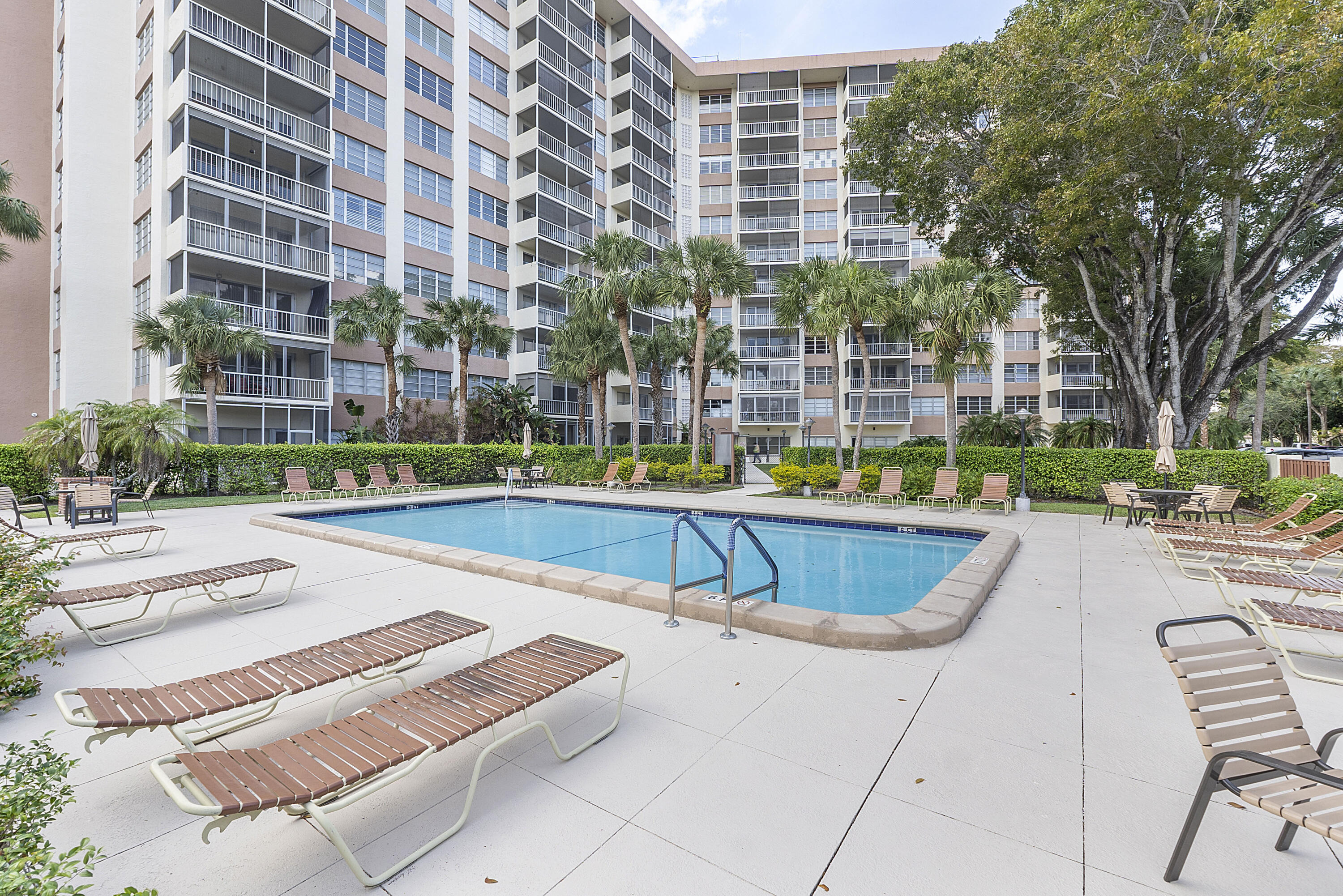 COUNTRY CLUB TOWER OF CORAL - Residential