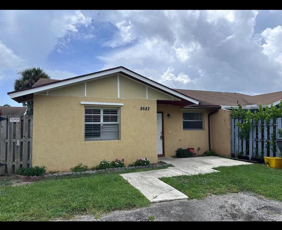 Chance to rent this spacious 3 bedroom 2 bathroom villa with a fenced in yard. Located close to I-95 and just minutes from shopping centers and dinning. No HOA.
