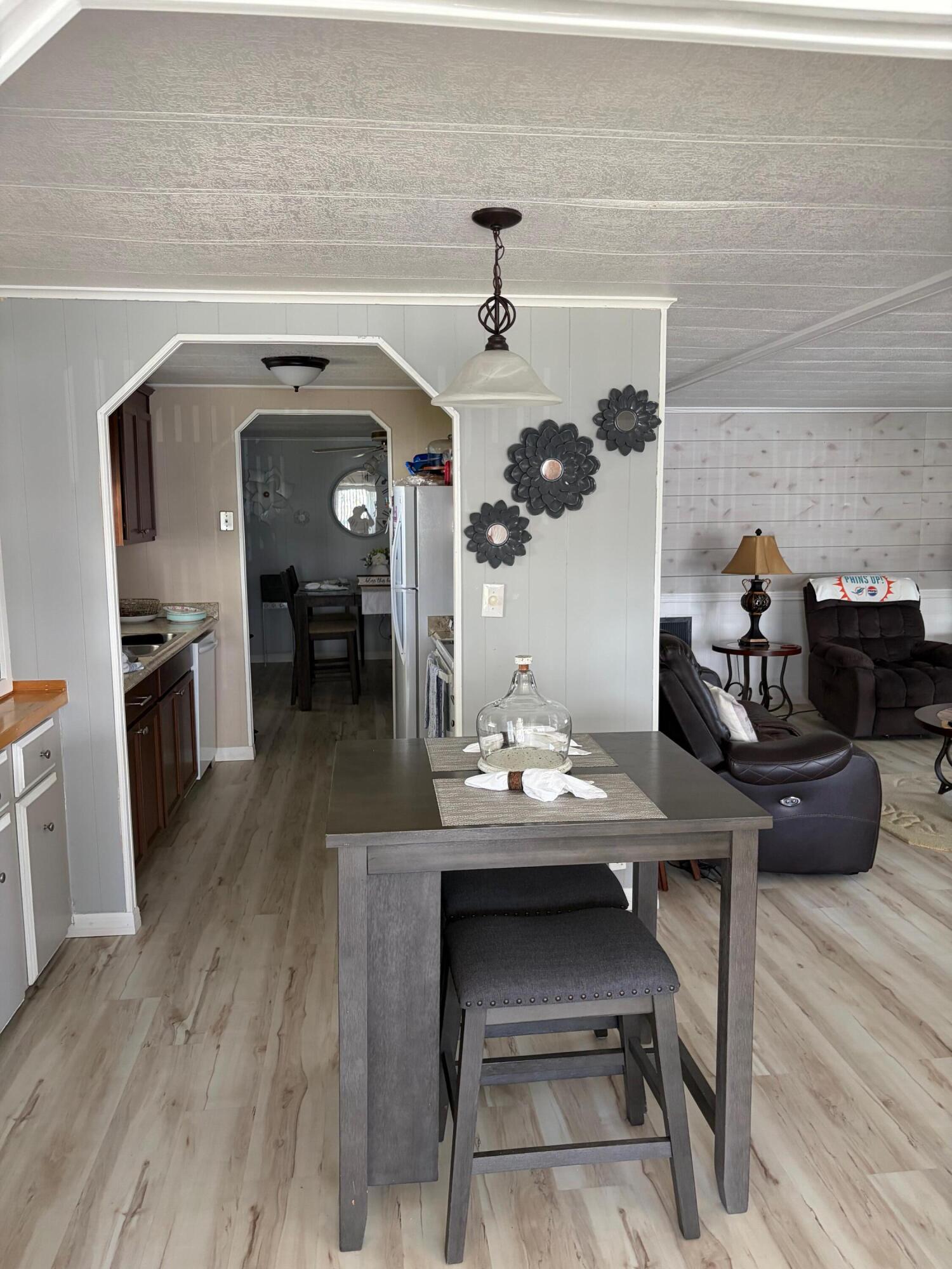 SPANISH LAKES - Residential