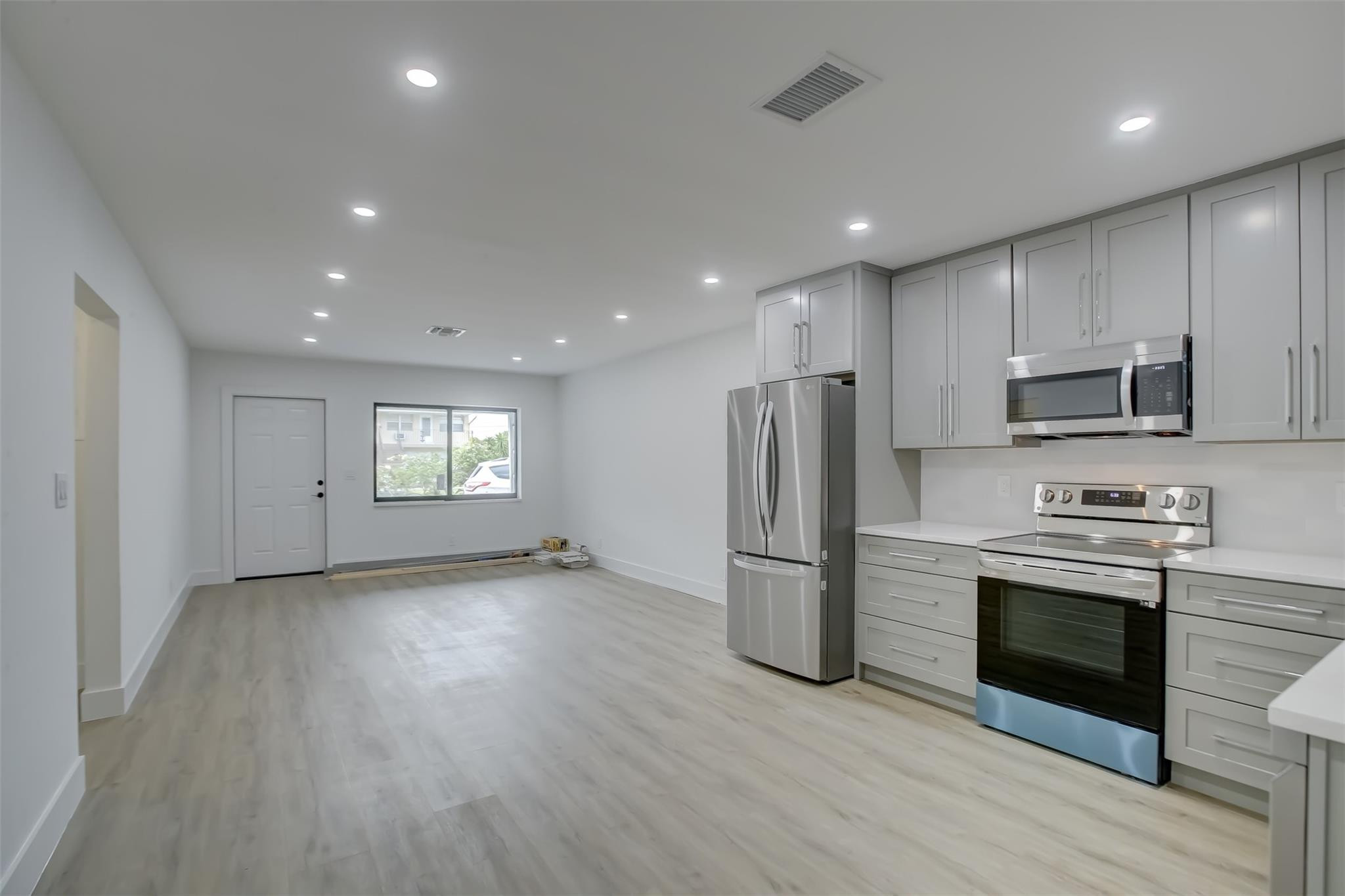 Duplex Completely renovated 3BR, 2BA rental in Imperial Point, Fort Lauderdale. Freshly painted, new appliances, quartz countertop in the kitchen. Impact-rated windows and doors for added security. Washer/dryer included. McNab Elementary A-rated school district. Close to parks and transportation.