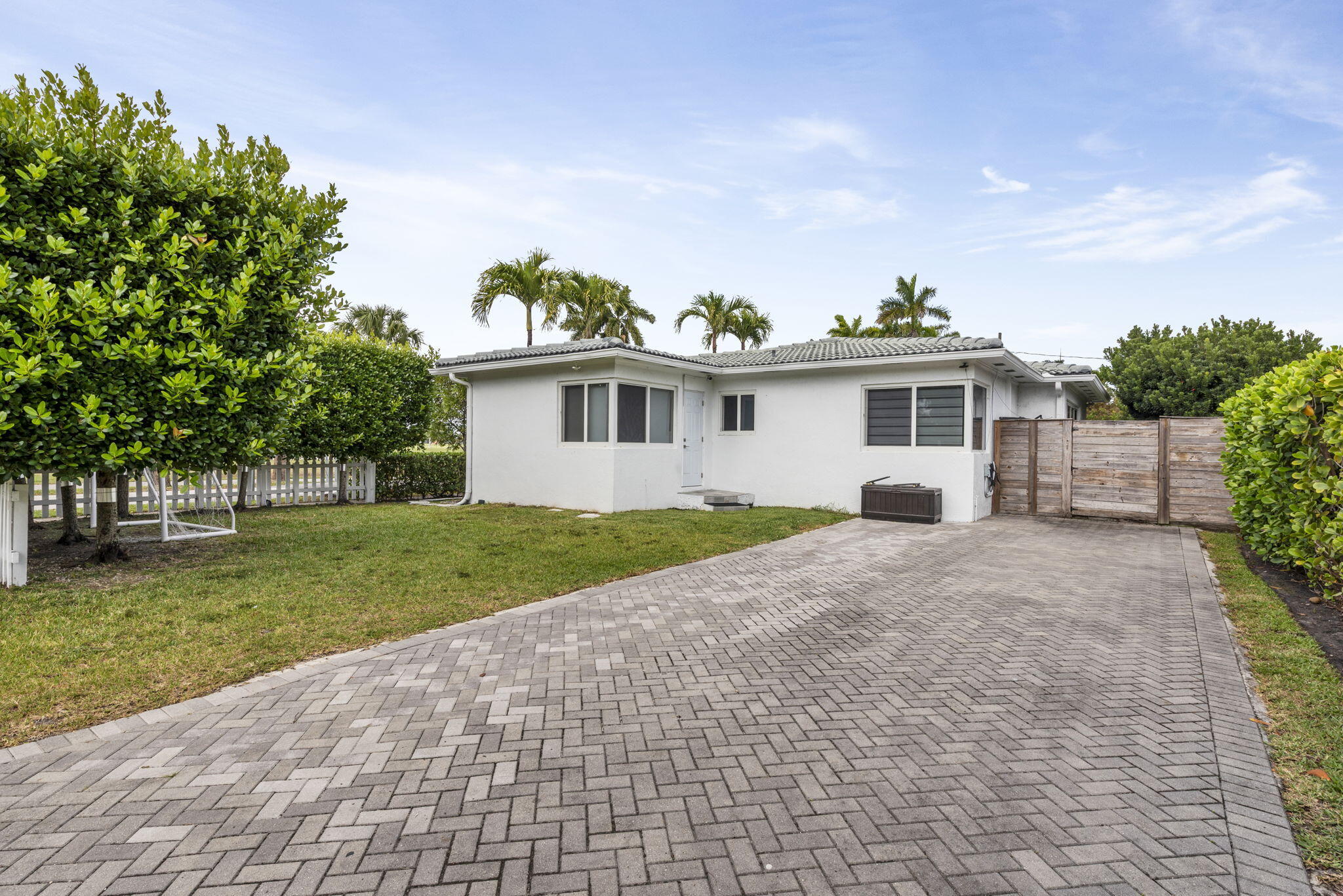 HOLLYWOOD LAKES SECTION - Residential