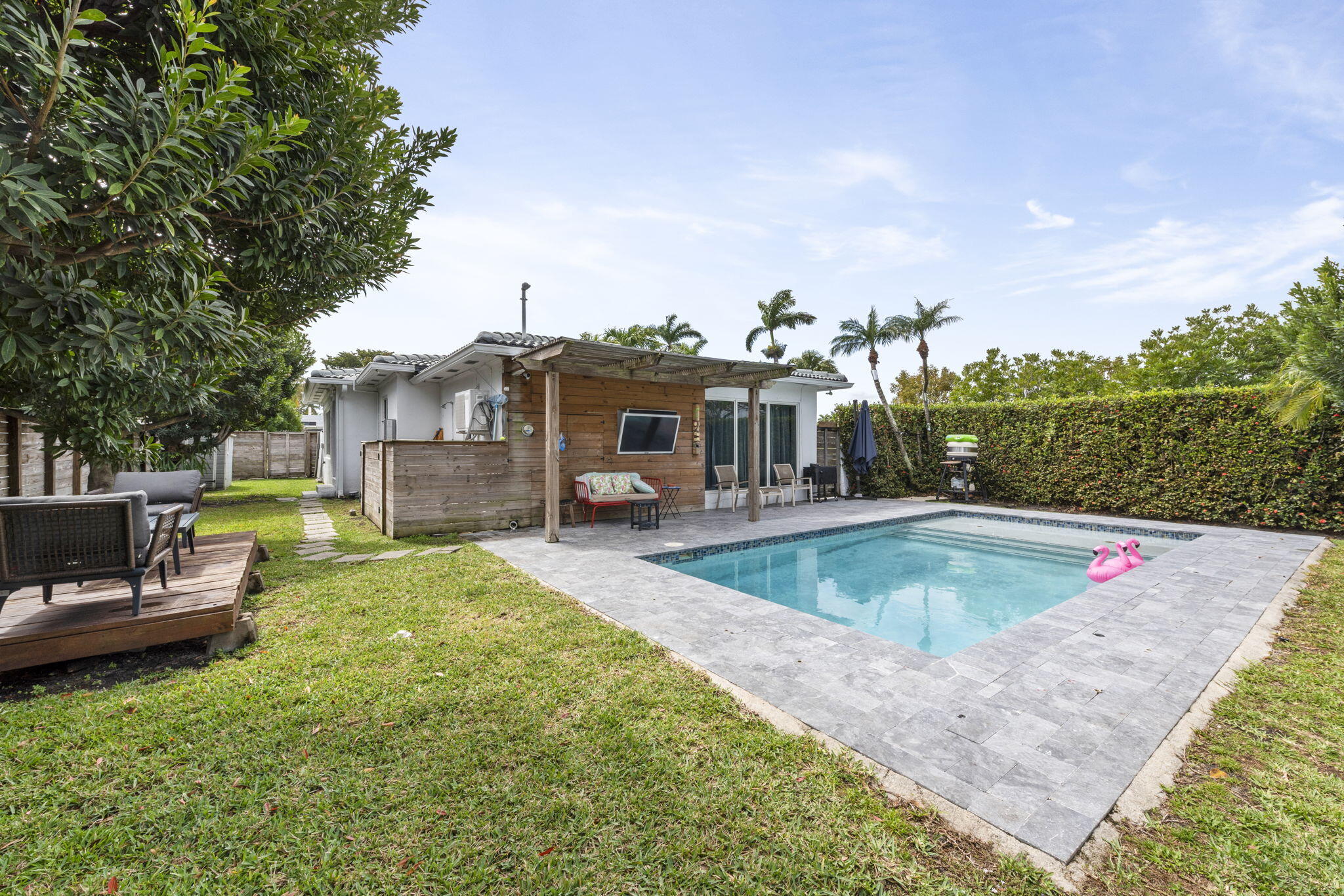 HOLLYWOOD LAKES SECTION - Residential