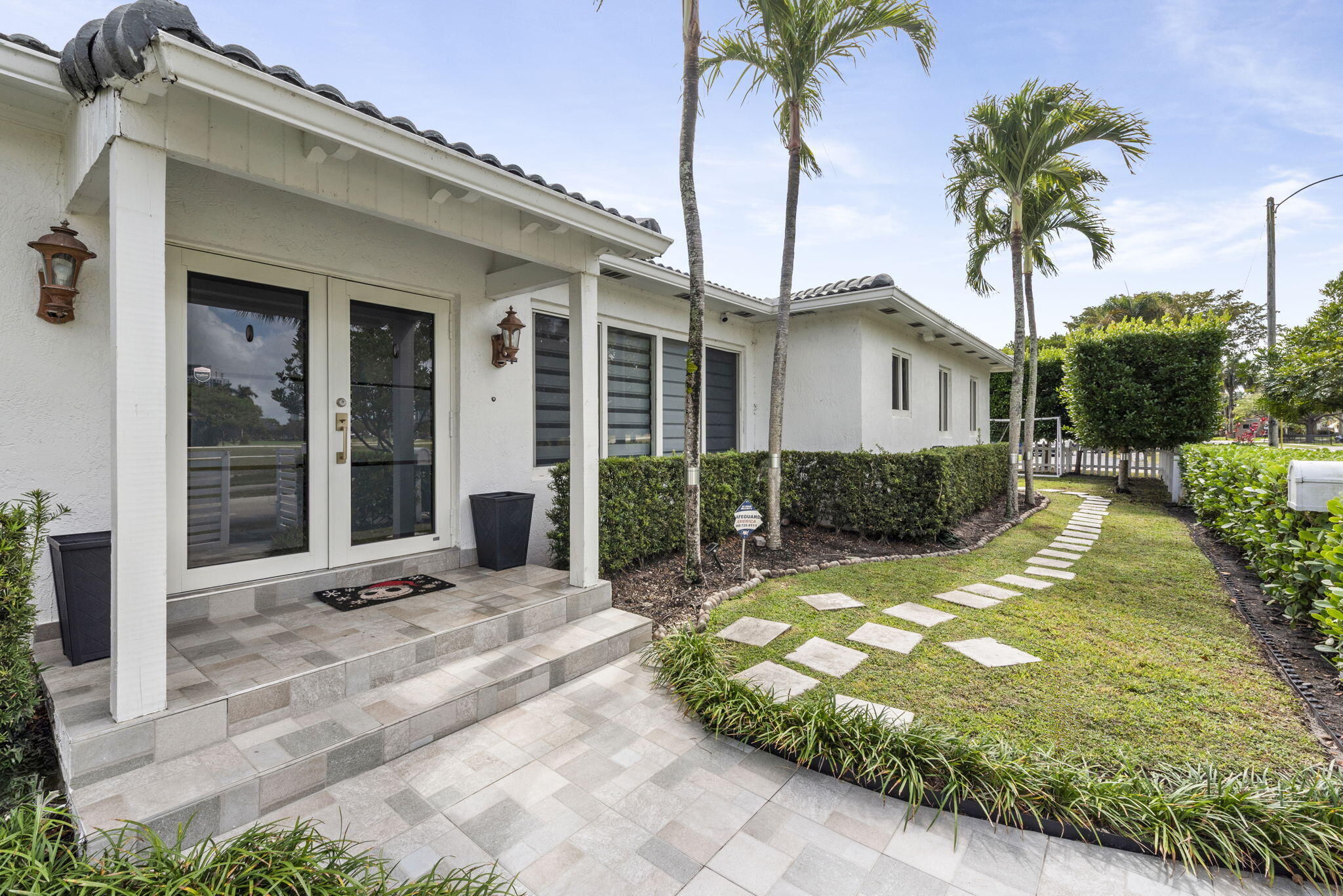 HOLLYWOOD LAKES SECTION - Residential
