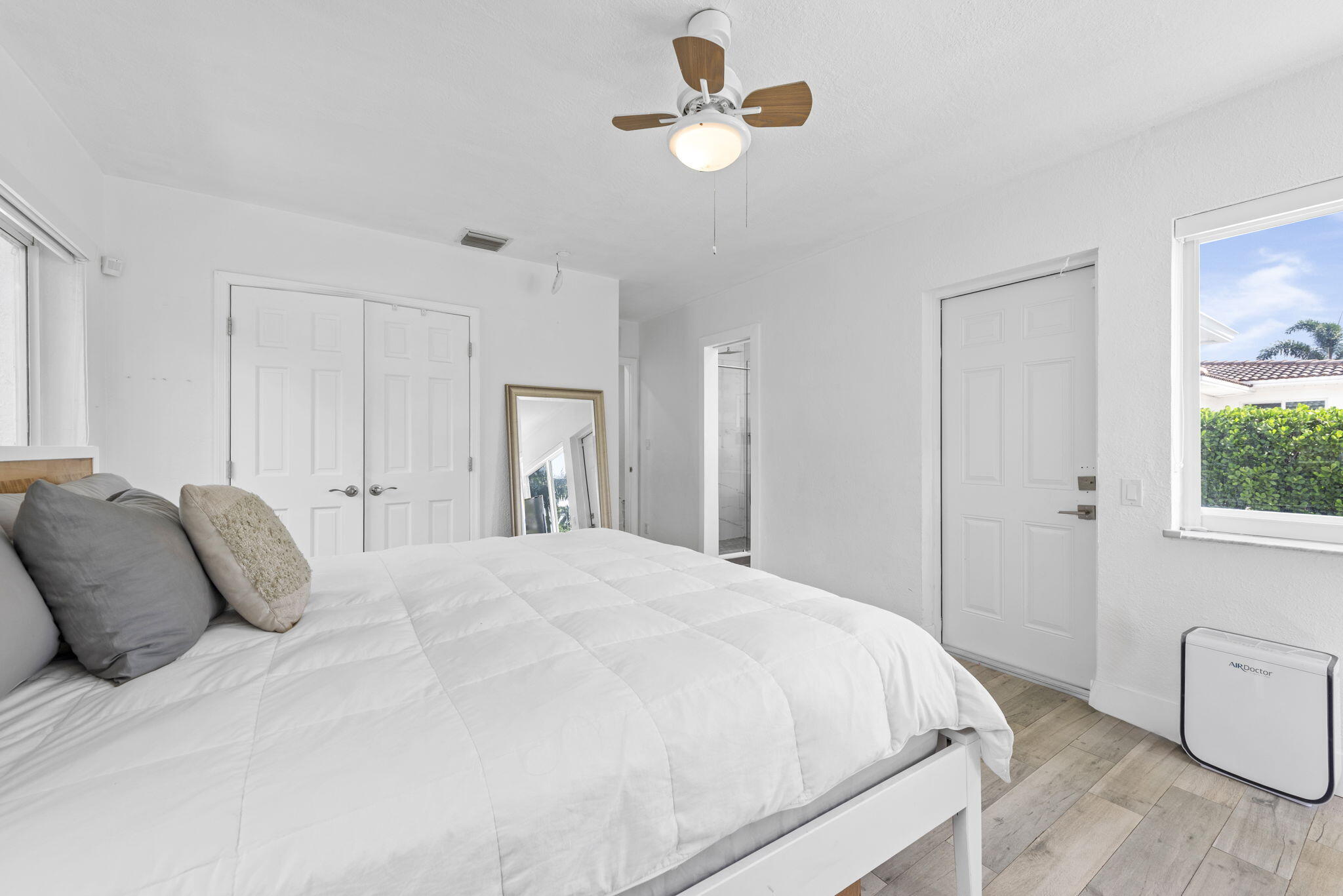 HOLLYWOOD LAKES SECTION - Residential