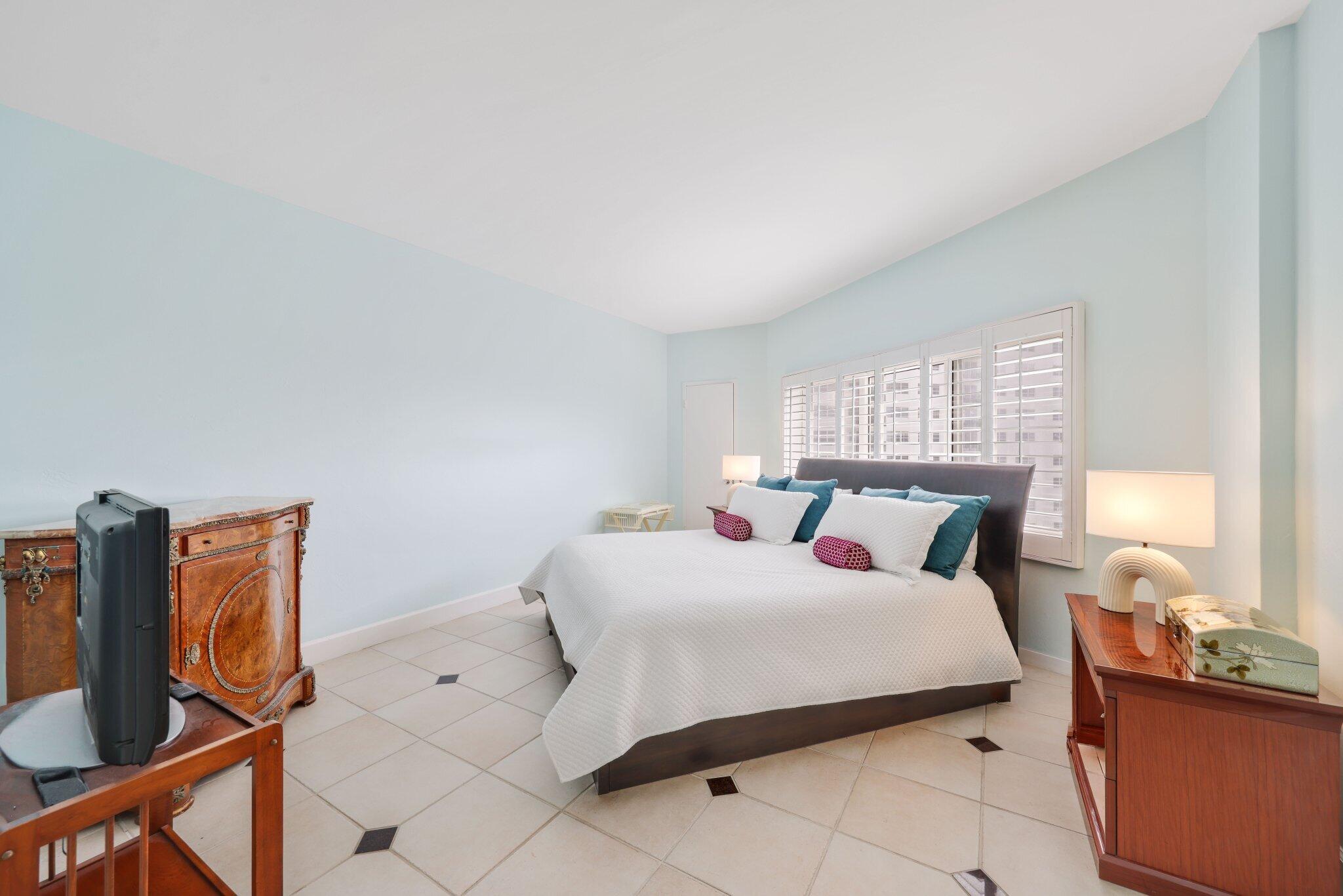 FOUR SEASONS CONDO - Residential