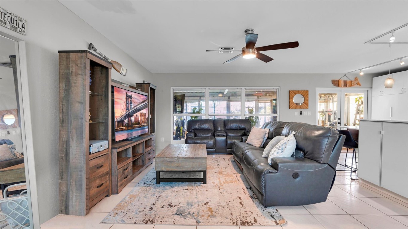 Shelter Islands 43-6 B - Residential