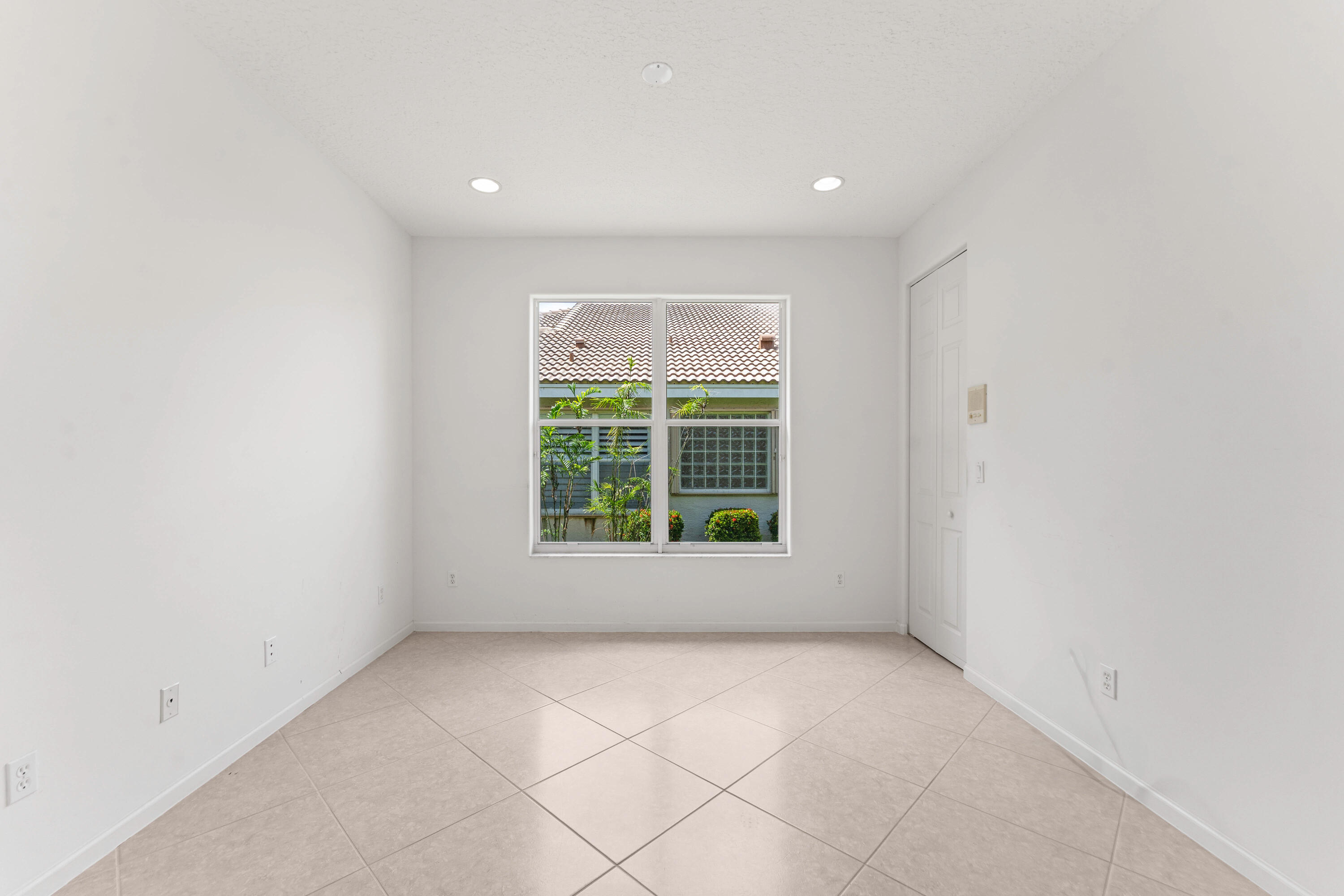 VALENCIA FALLS - Residential