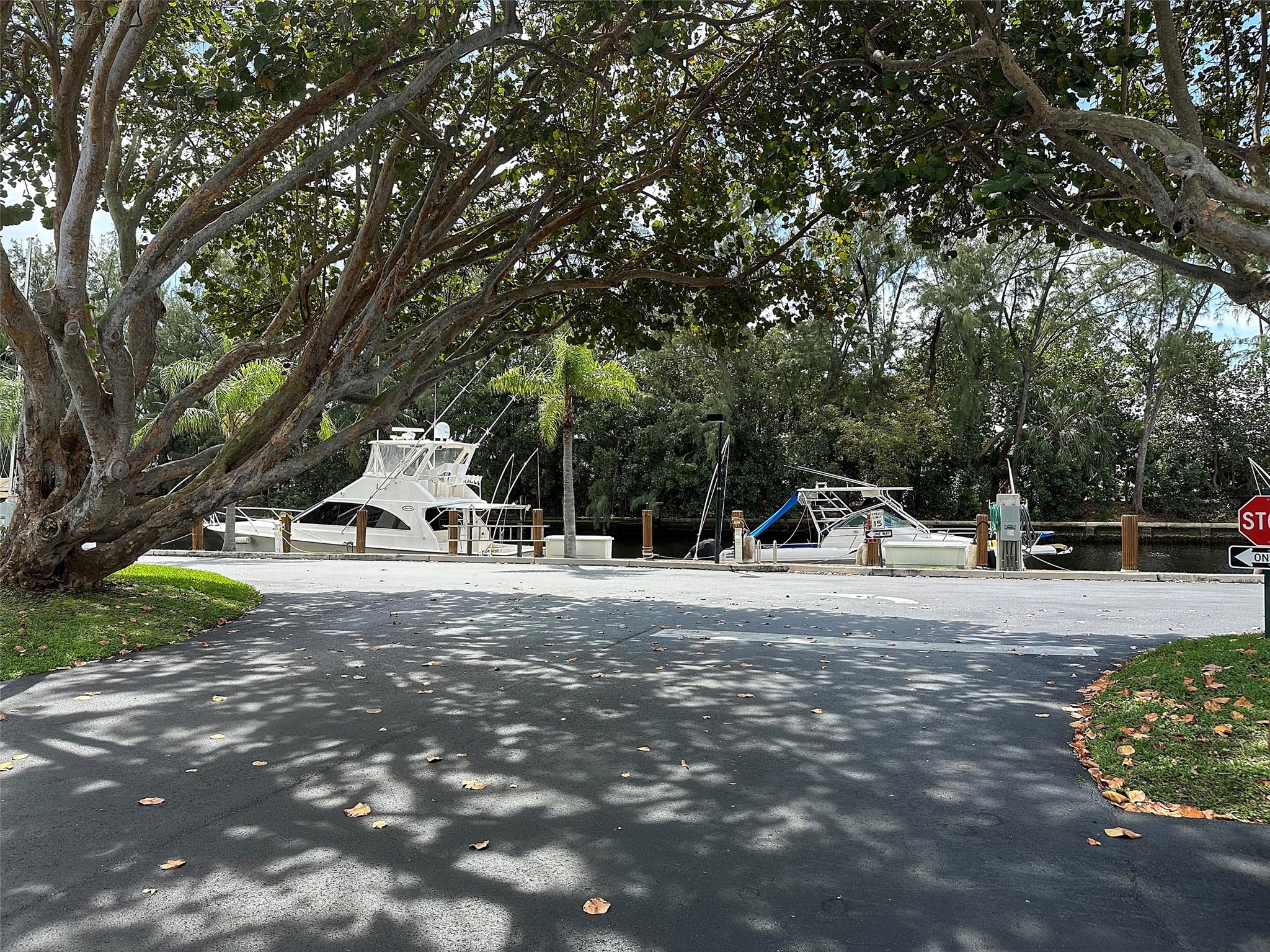 BAY COLONY CLUB - Residential