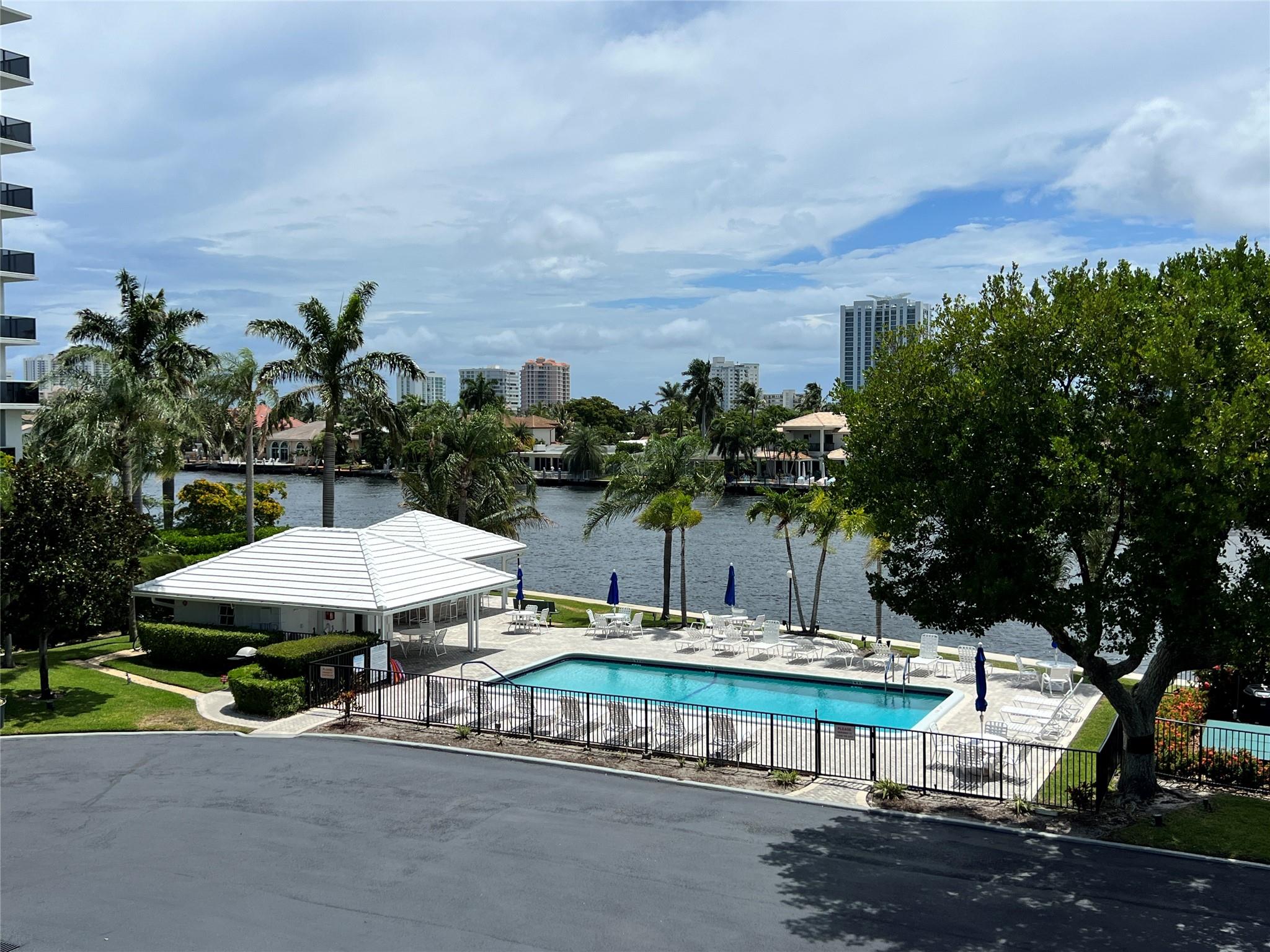BAY COLONY CLUB - Residential