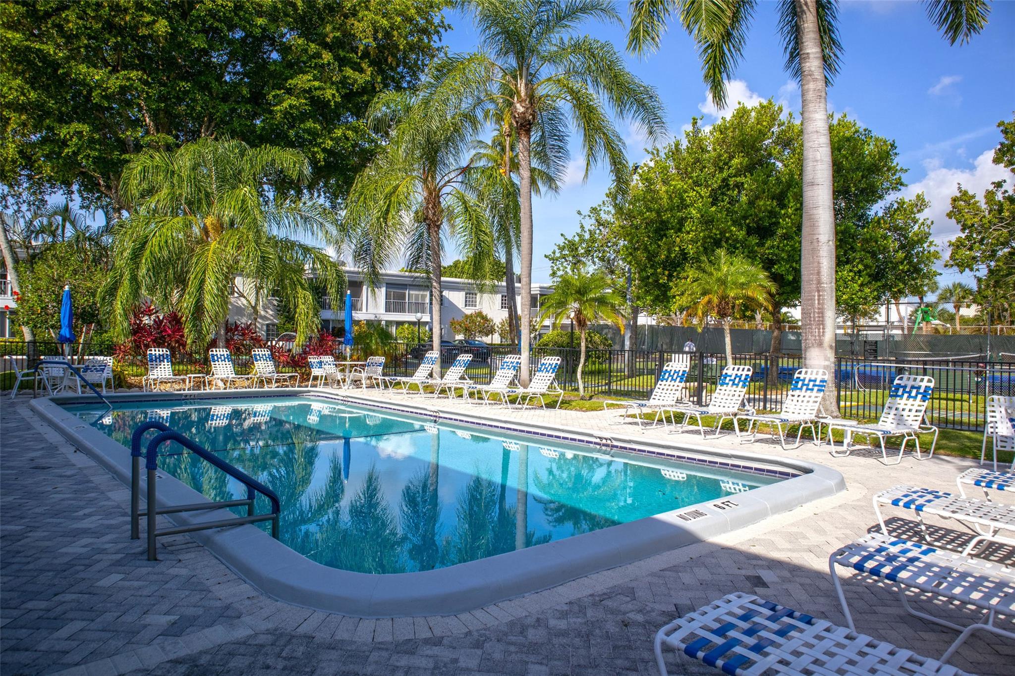 BAY COLONY CLUB - Residential