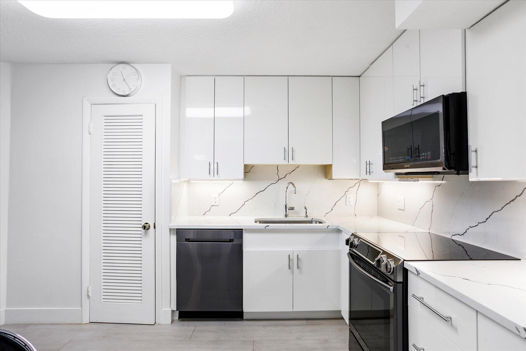 LA PALMA CONDO - Residential