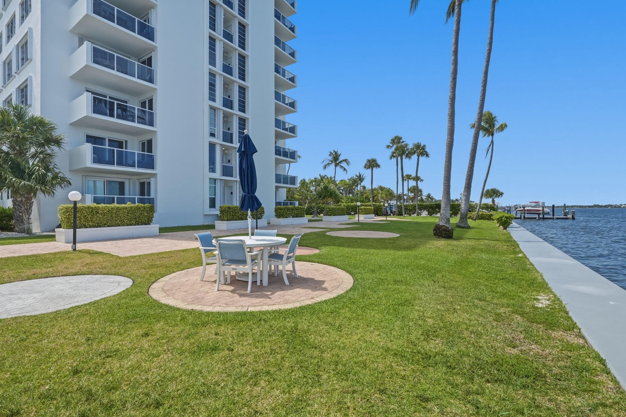 LA FONTANA APTS OF PALM BEACH INC - Residential