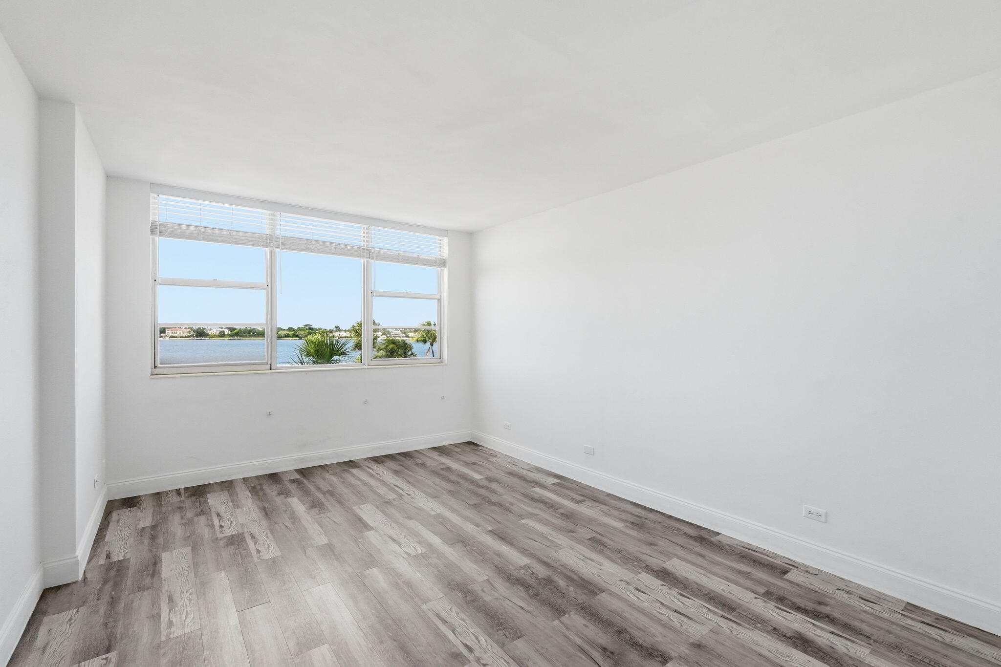 LA FONTANA APTS OF PALM BEACH INC - Residential