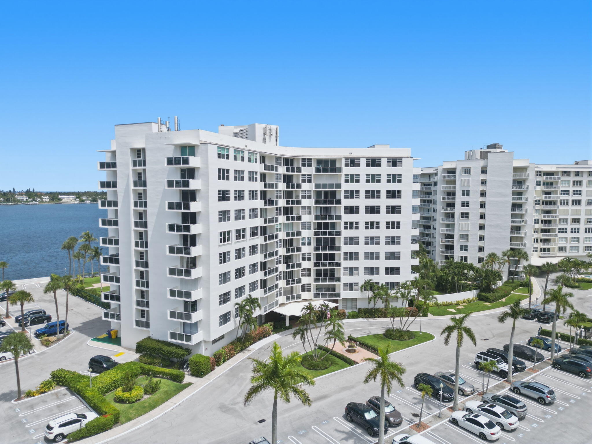LA FONTANA APTS OF PALM BEACH INC - Residential