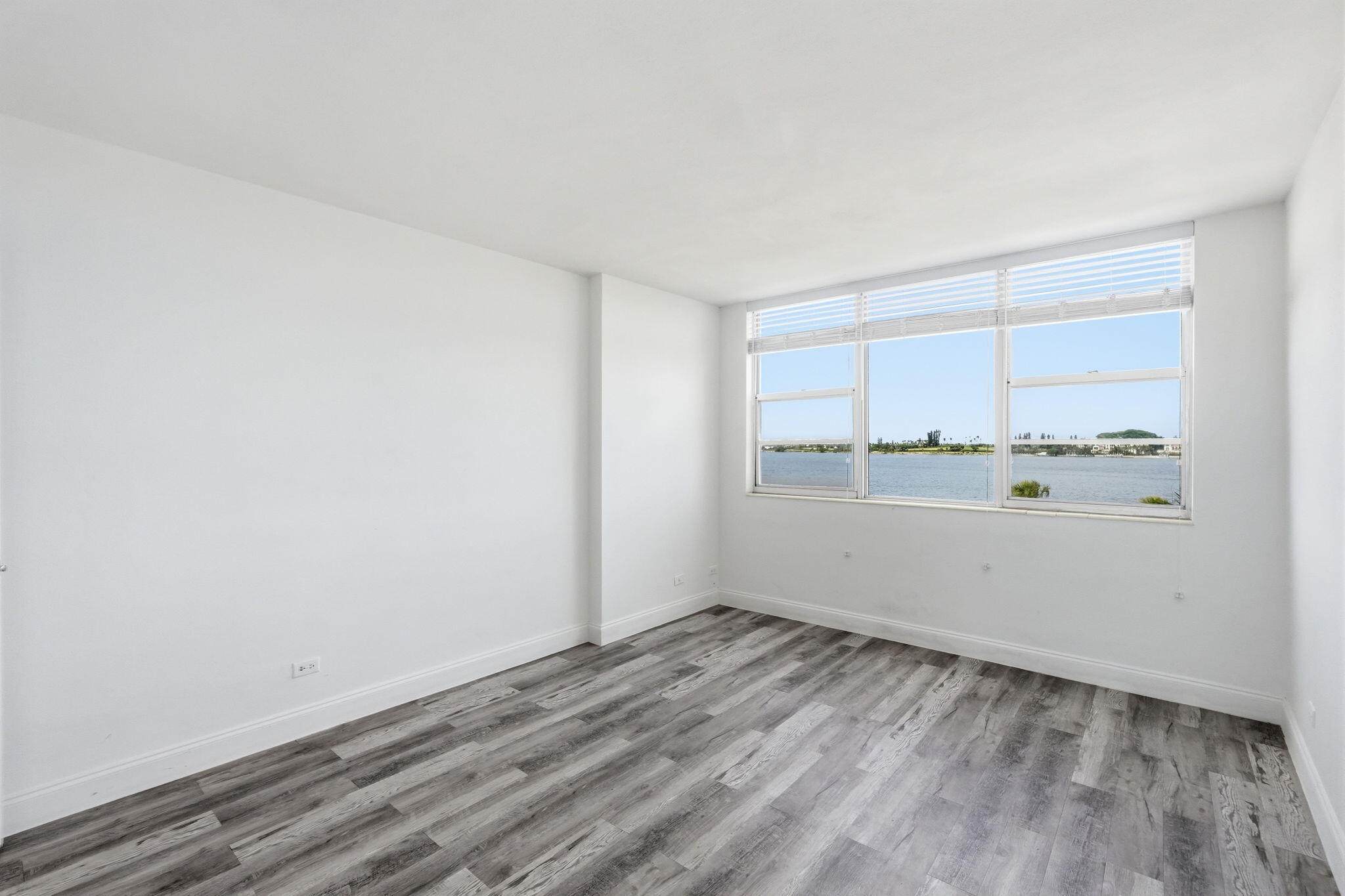 LA FONTANA APTS OF PALM BEACH INC - Residential