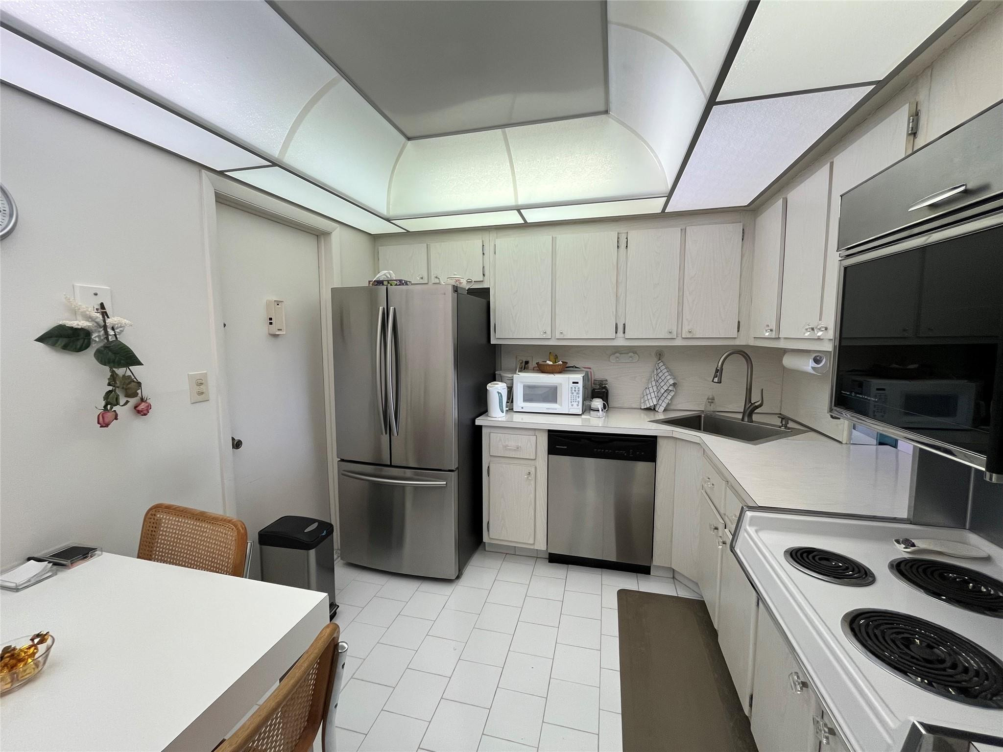 TRAFALGAR TOWERS CONDOMINIUM - Residential