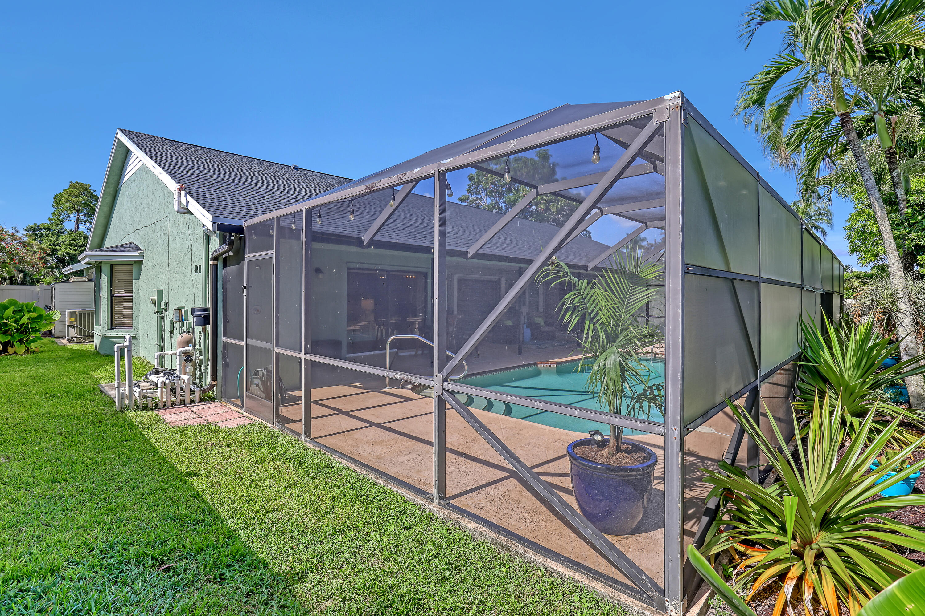 SUGAR POND MANOR OF WELLINGTON - Residential