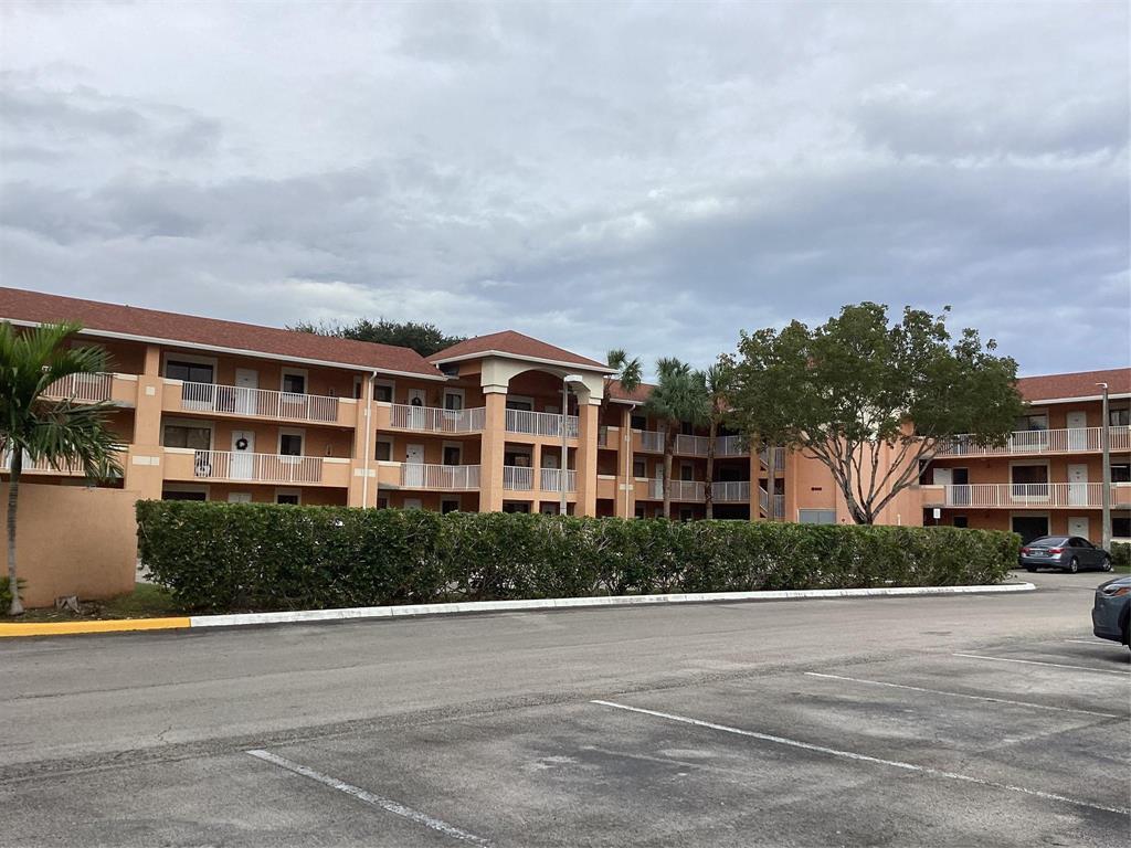 COURTYARDS AT DAVIE CONDO - Residential