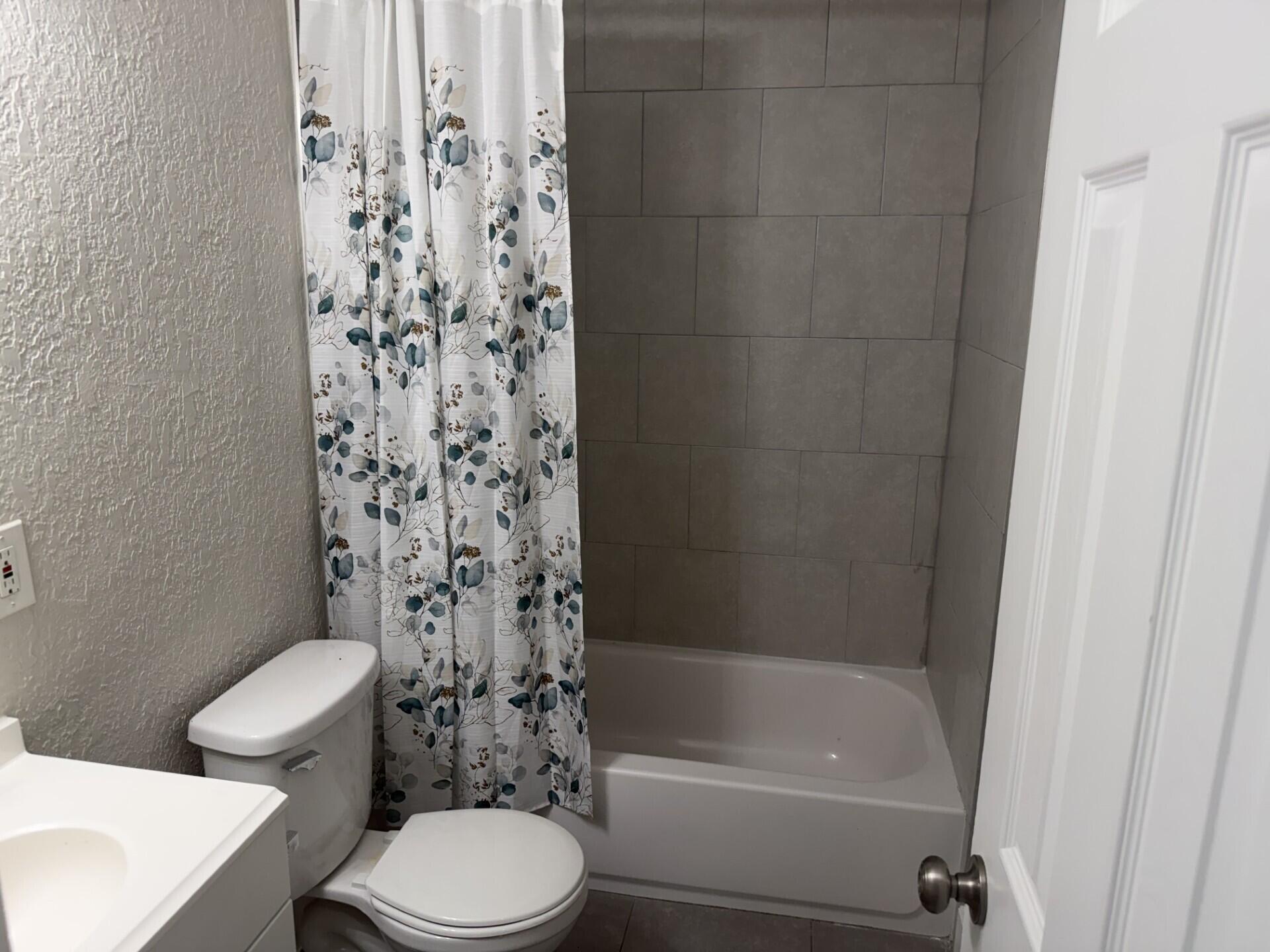 LAUDERDALE PARK 6-33 1/2 - Residential Lease