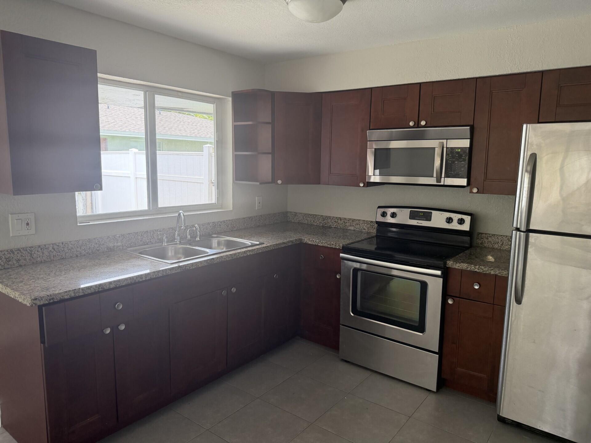 LAUDERDALE PARK 6-33 1/2 - Residential Lease