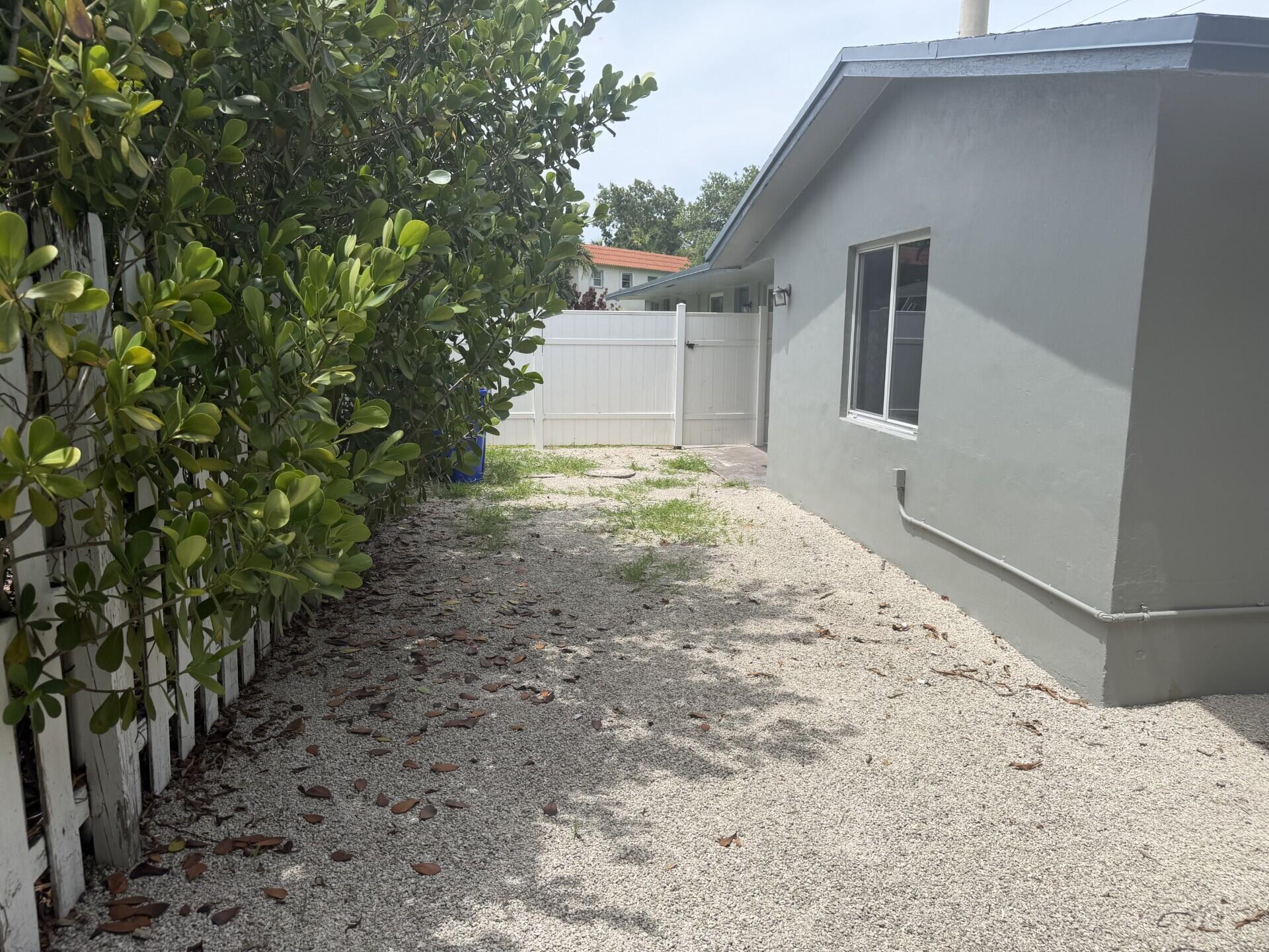 LAUDERDALE PARK 6-33 1/2 - Residential Lease