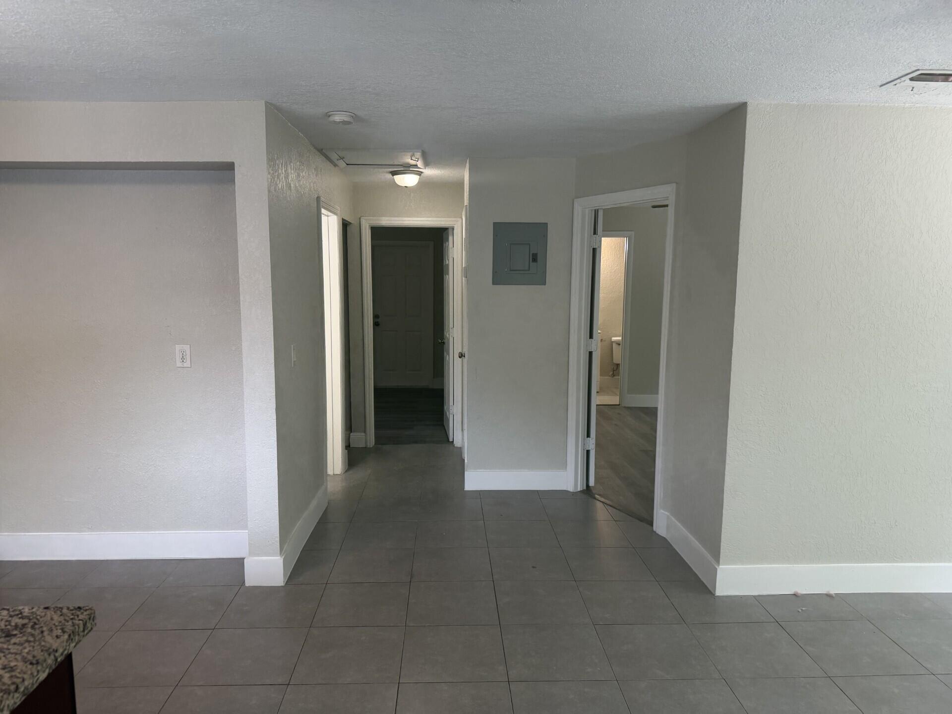 LAUDERDALE PARK 6-33 1/2 - Residential Lease