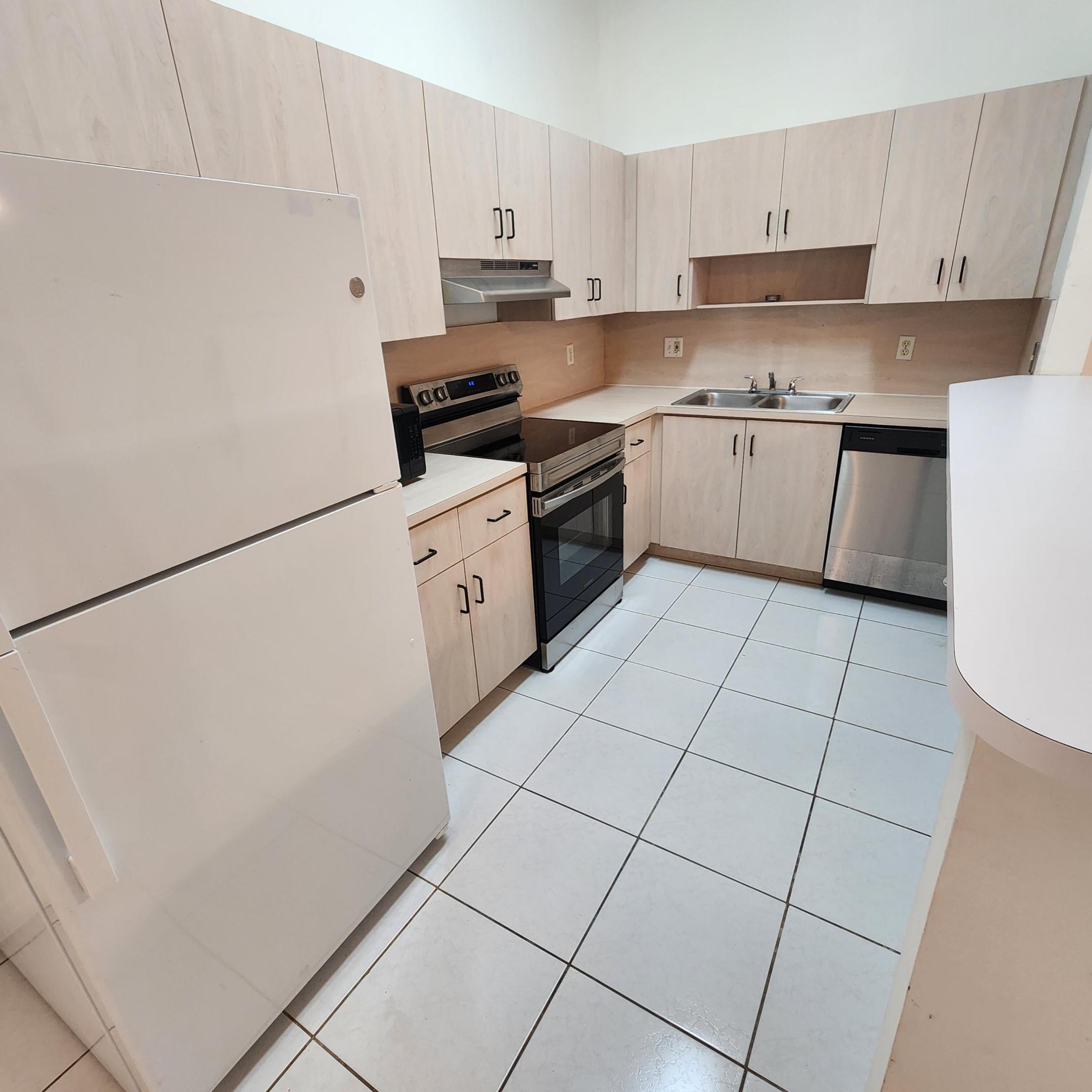ROYAL PALM VILLAS CONDO - Residential Lease