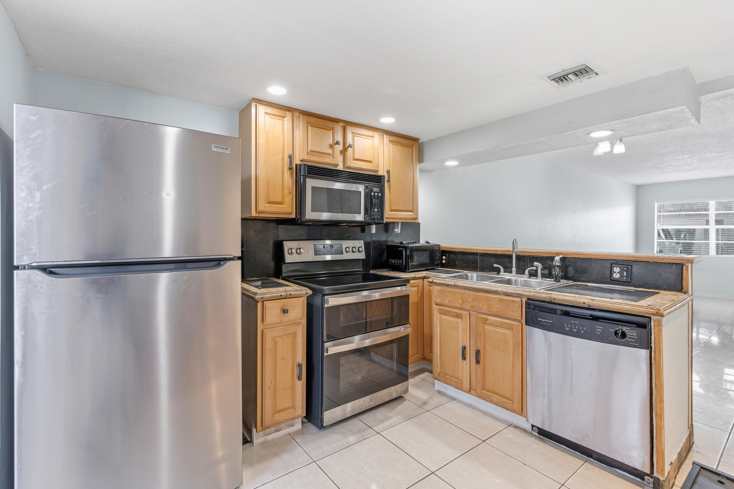 GATELAND VILLAGE SEC C CONDO - Residential