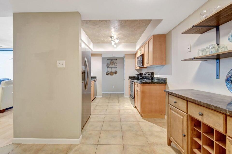 LAKESIDE CONDO - Residential