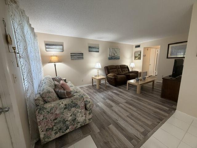 VISTA ROYALE PHASE IV BLDGS 83-111 - Residential Lease