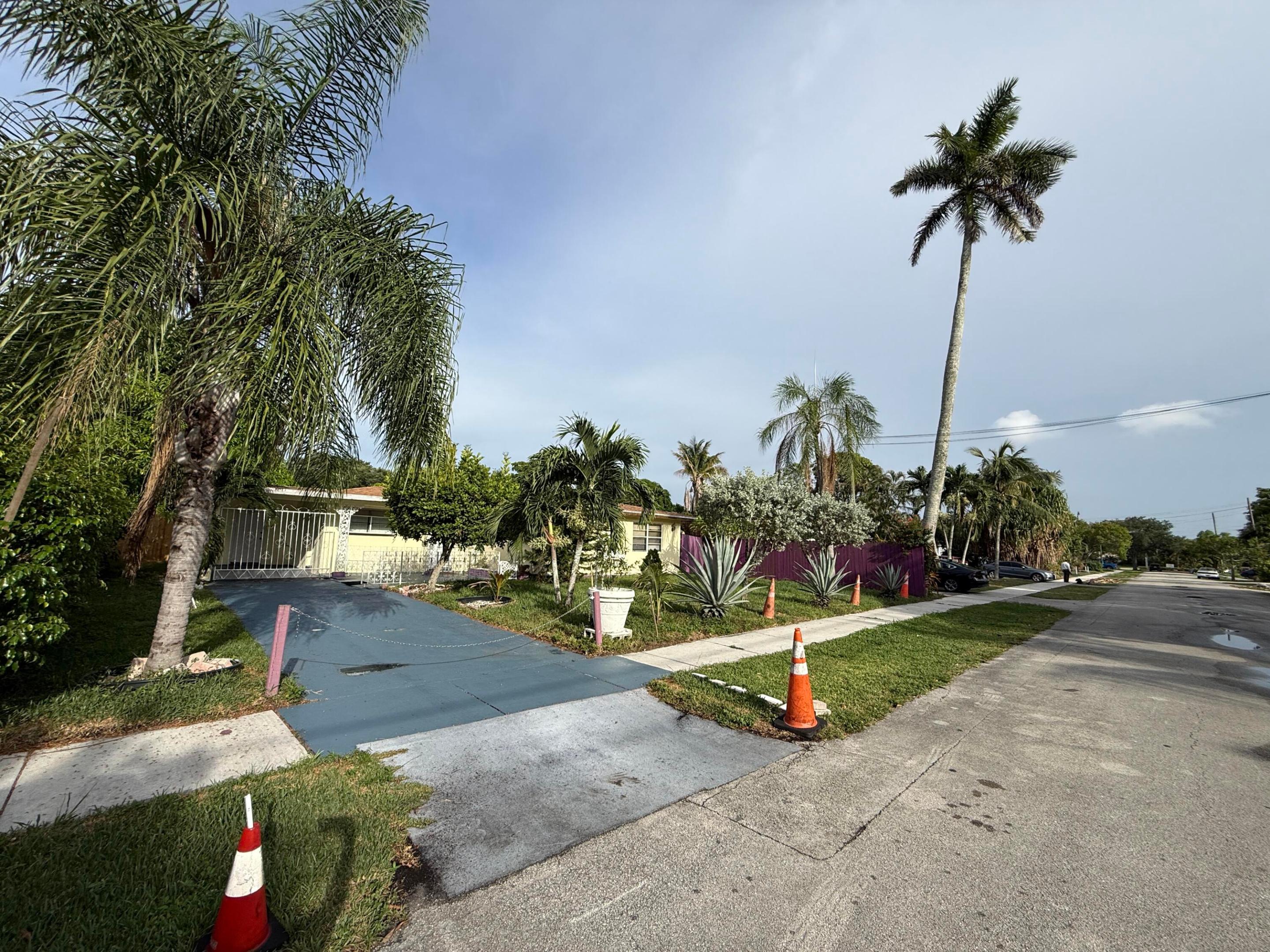 WESTGATE LAKE MANORS - Residential