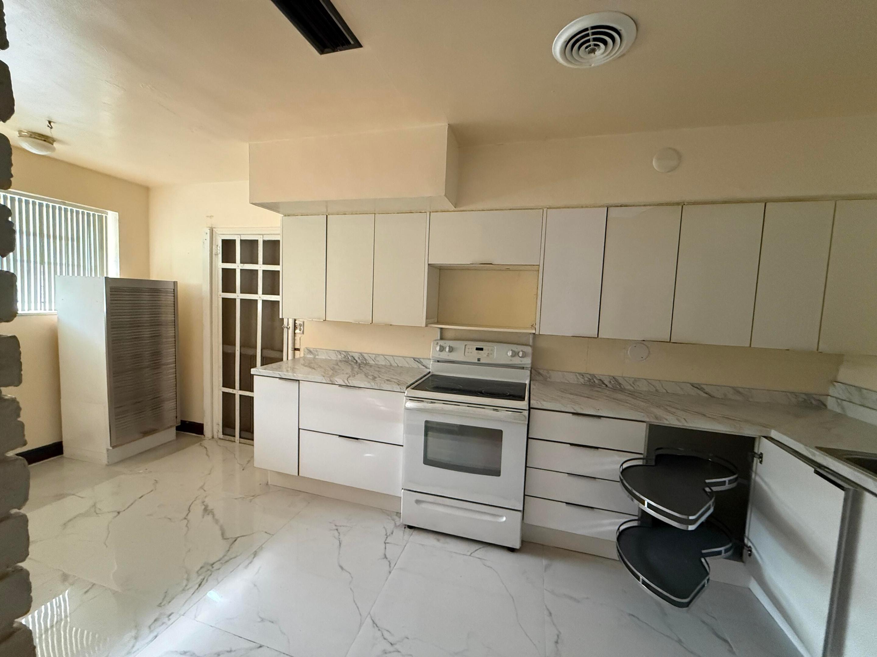 WESTGATE LAKE MANORS - Residential