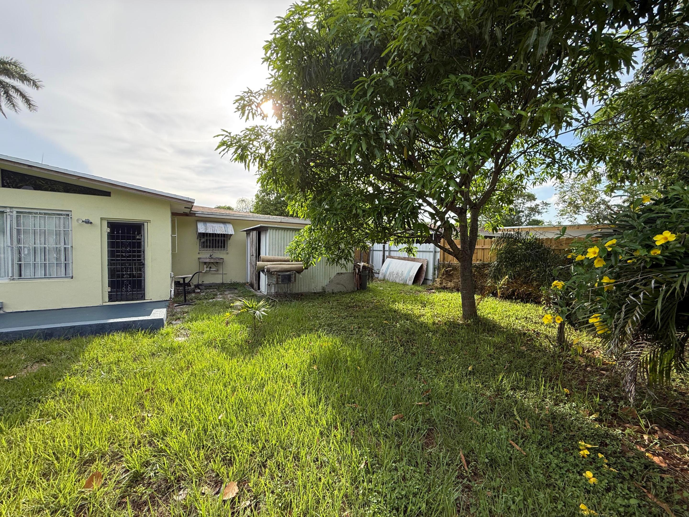 WESTGATE LAKE MANORS - Residential
