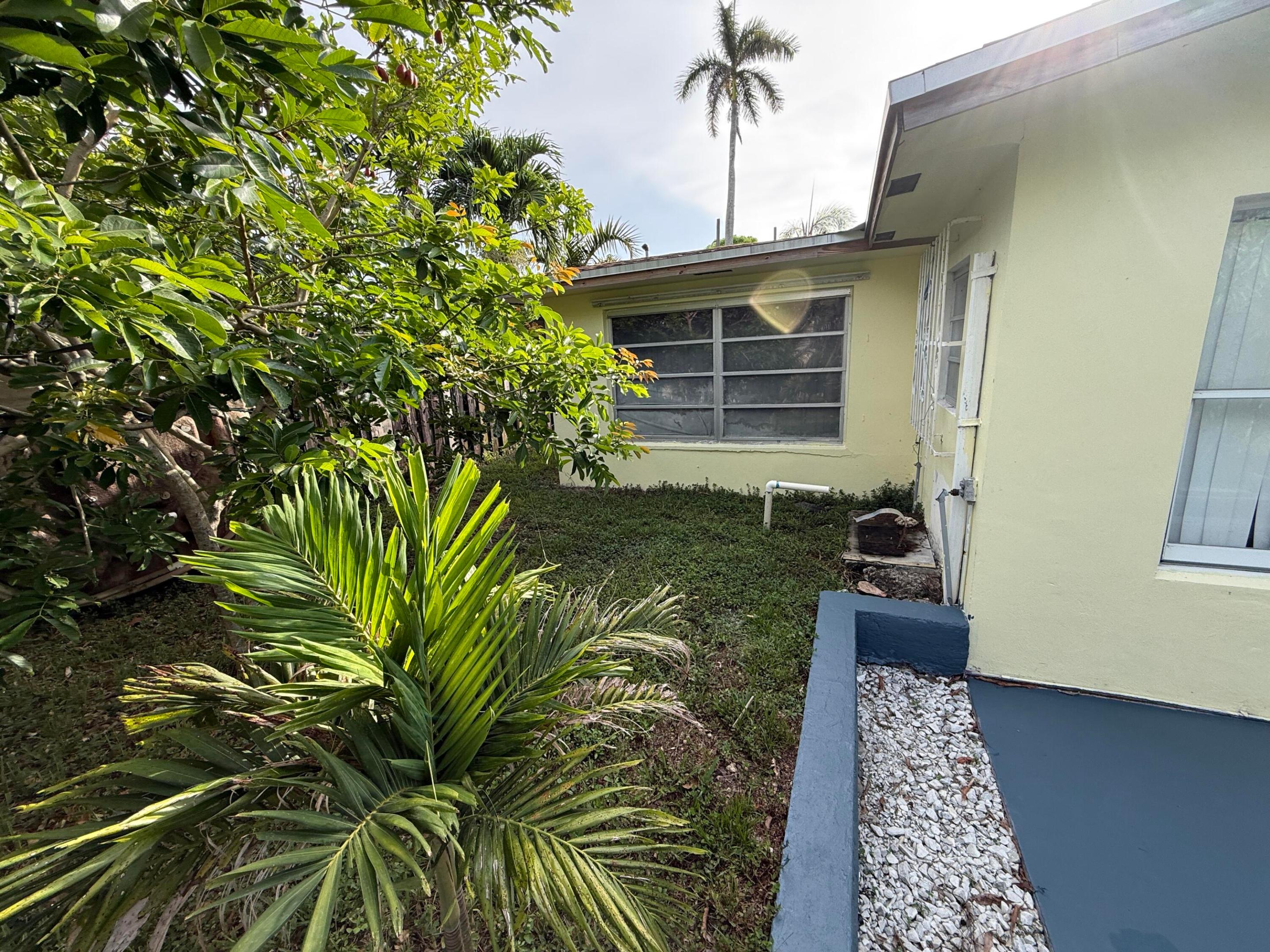 WESTGATE LAKE MANORS - Residential