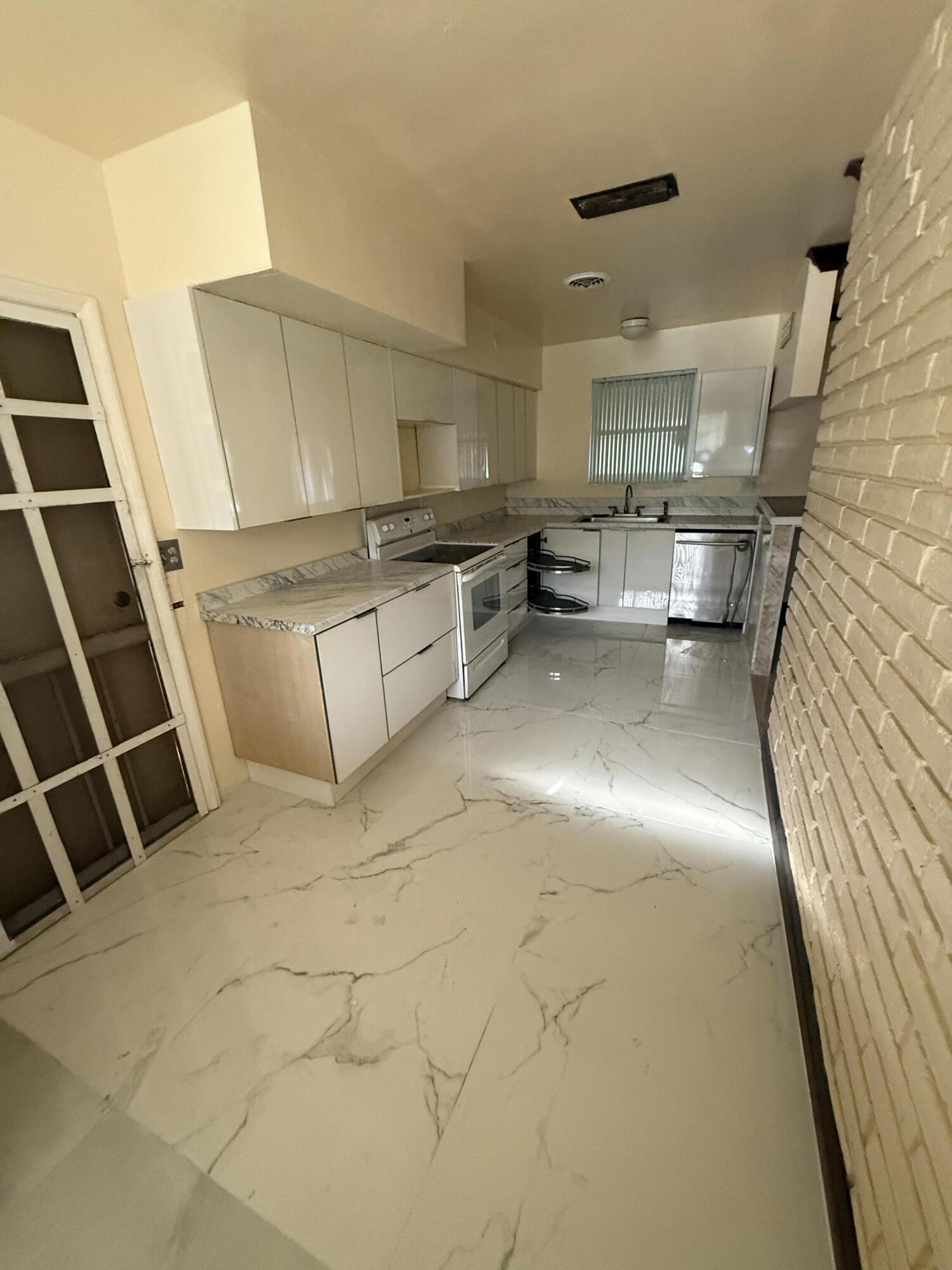 WESTGATE LAKE MANORS - Residential