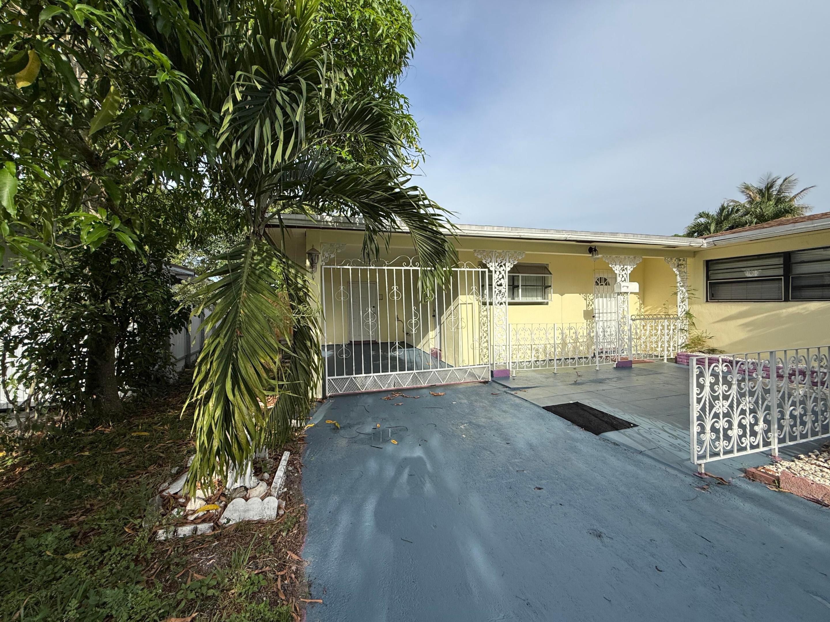 WESTGATE LAKE MANORS - Residential