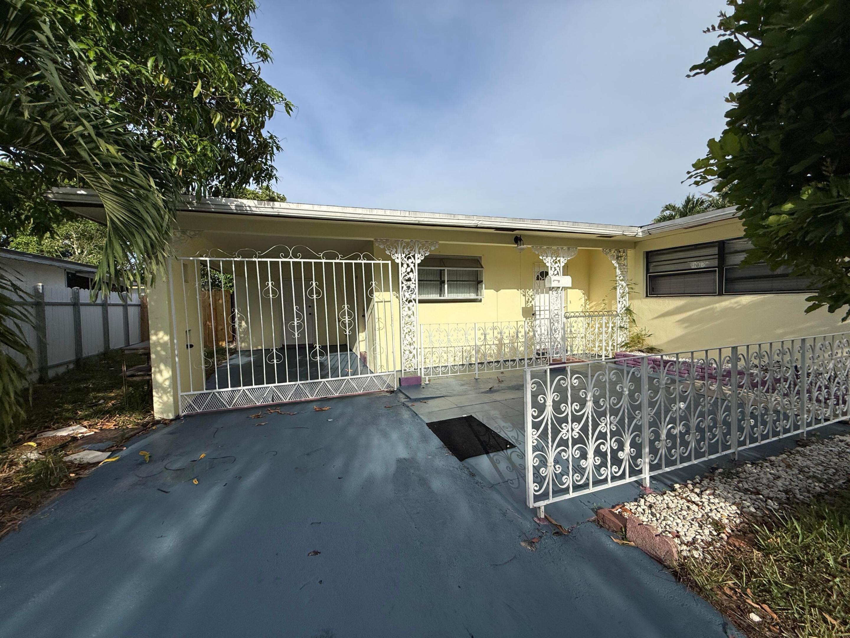 WESTGATE LAKE MANORS - Residential