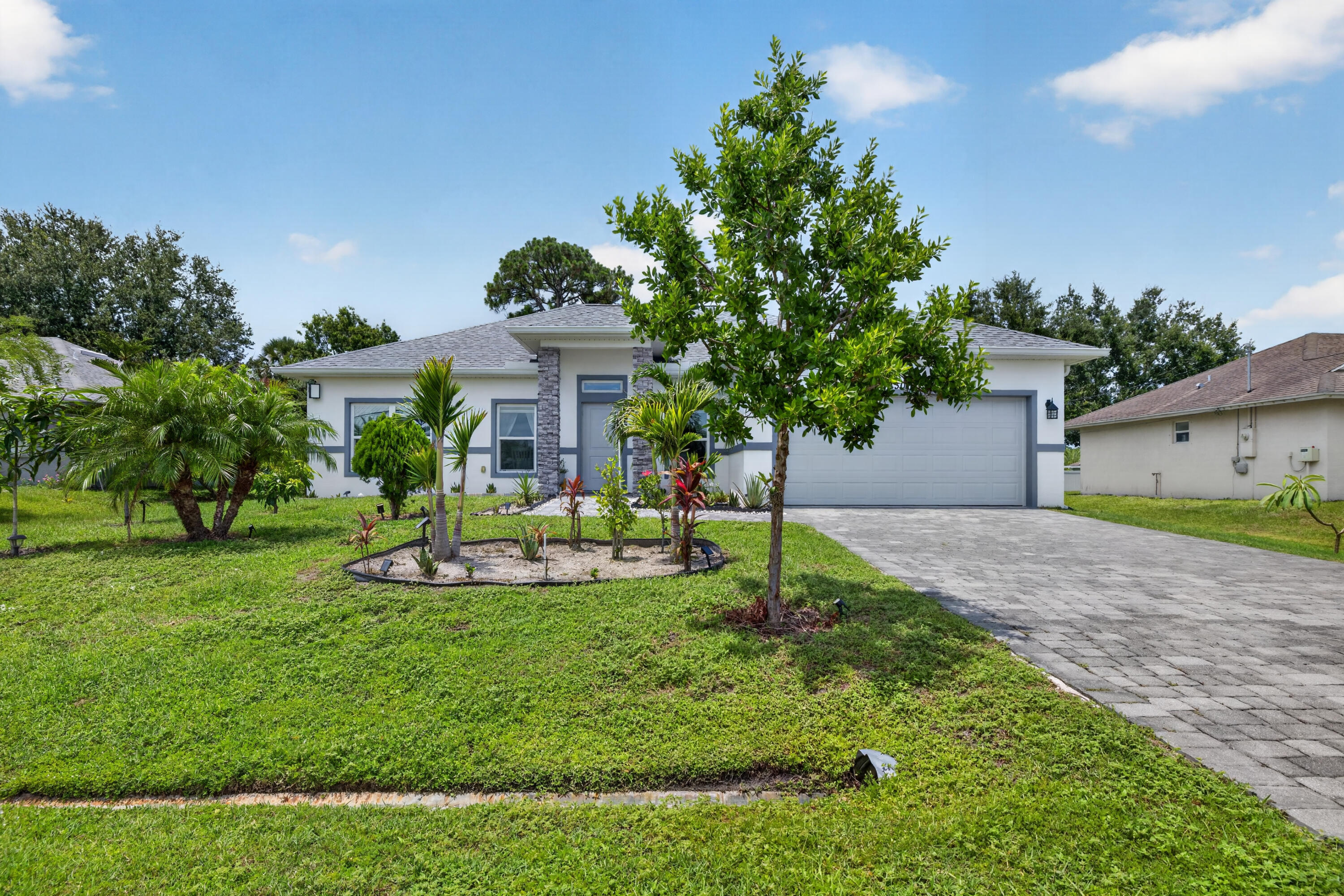 Beautiful and well maintained home located in a desirable area of Port St Lucie. This property features an open-concept floor plan that creates a bright and spacious living environment. The seamless flow between living, dinning and kitchen areas makes this home ideal for both entertaining and everyday living. The home is conveniently located near shoppings, dining, schools, and major roadways in Port St Lucie.