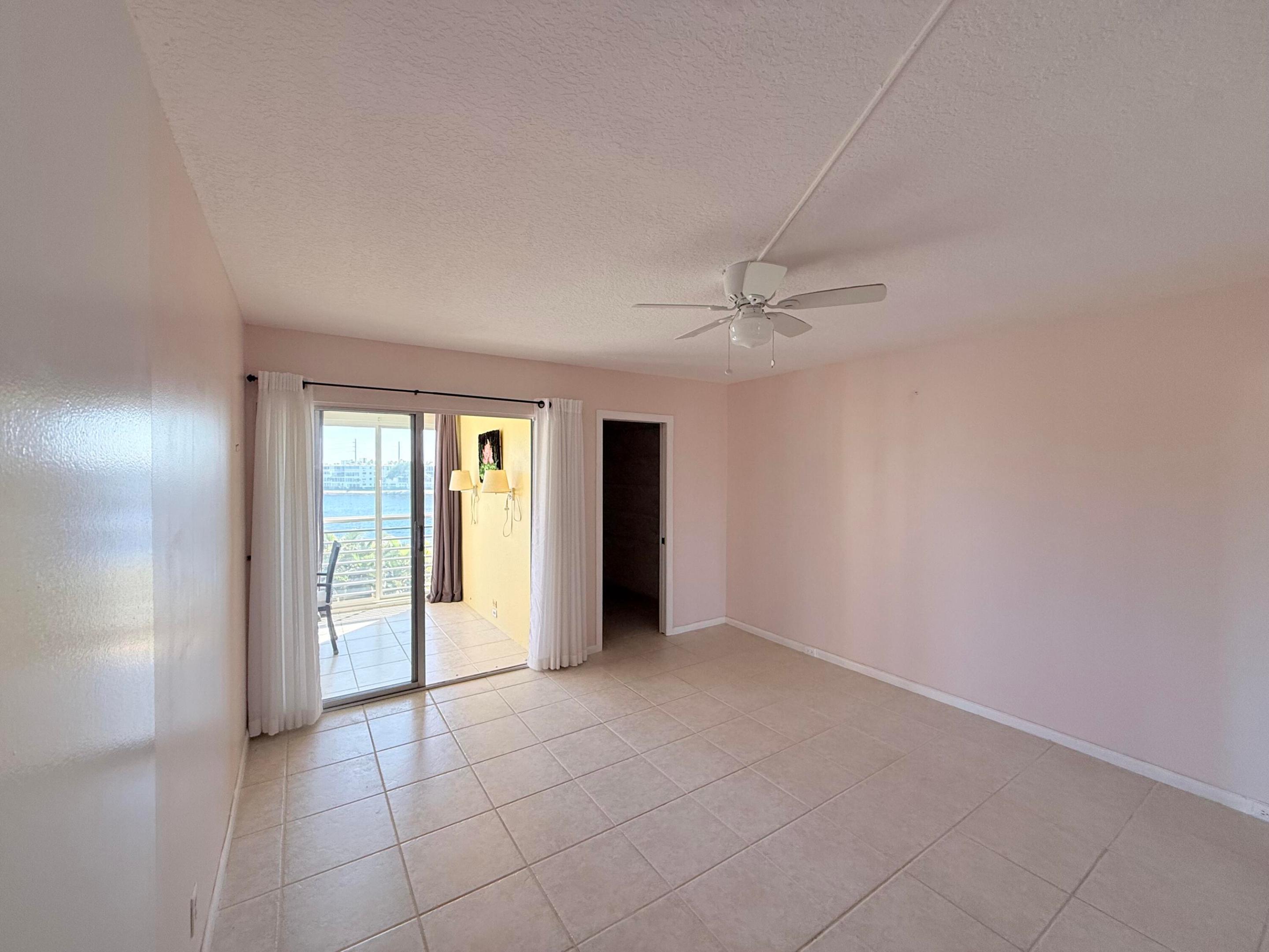 OAKRIDGE V CONDO - Residential