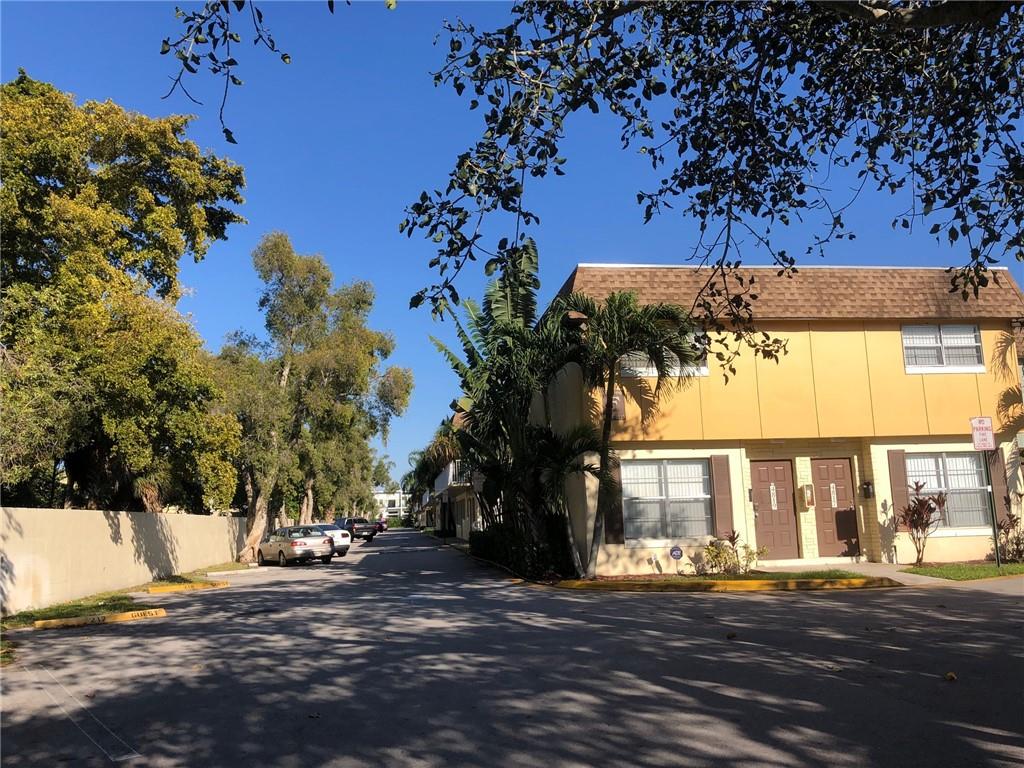 TOWNHOUSES OF PLANTATION - Residential