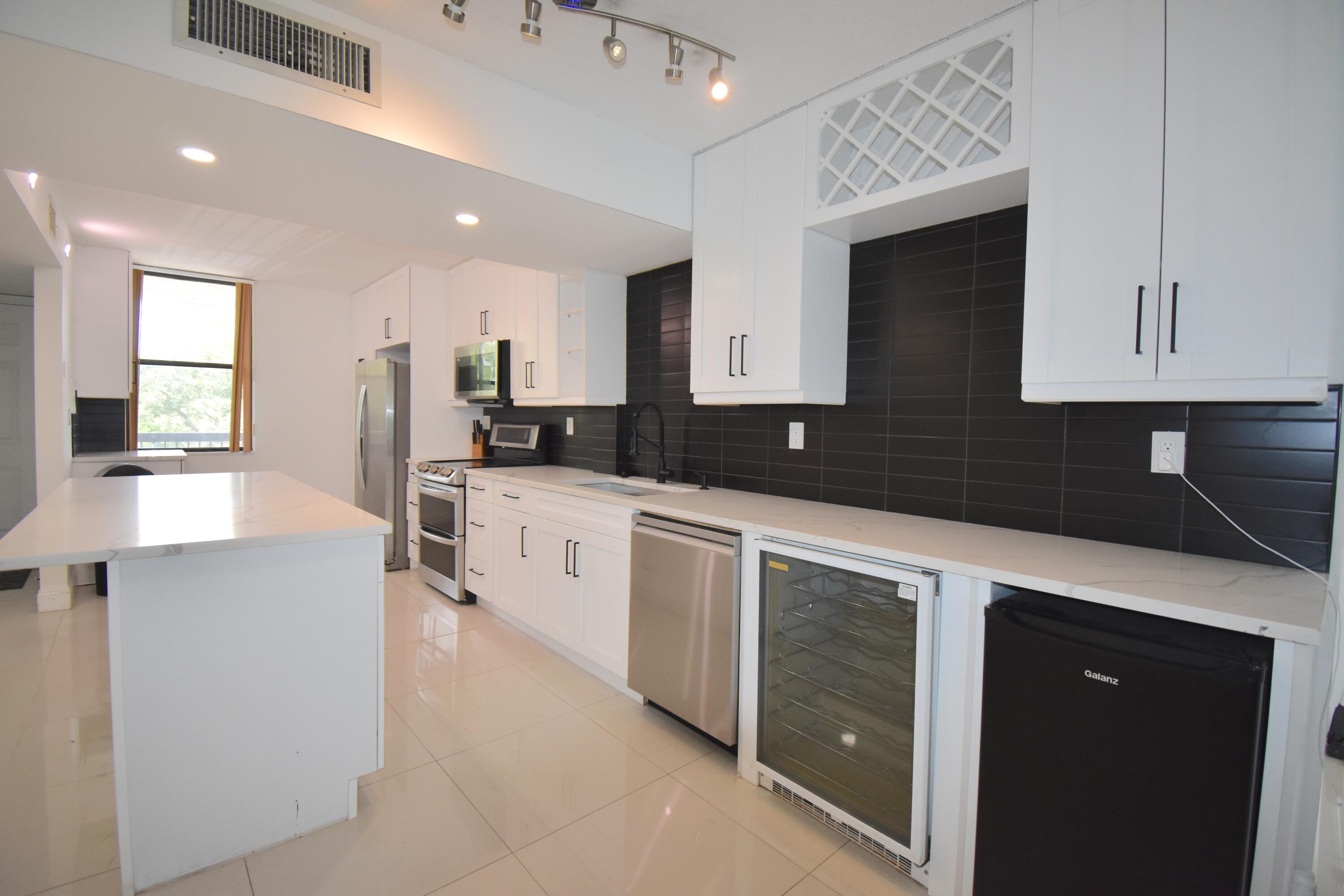 APPLEWOOD VILLAGE II-F CONDO - Residential
