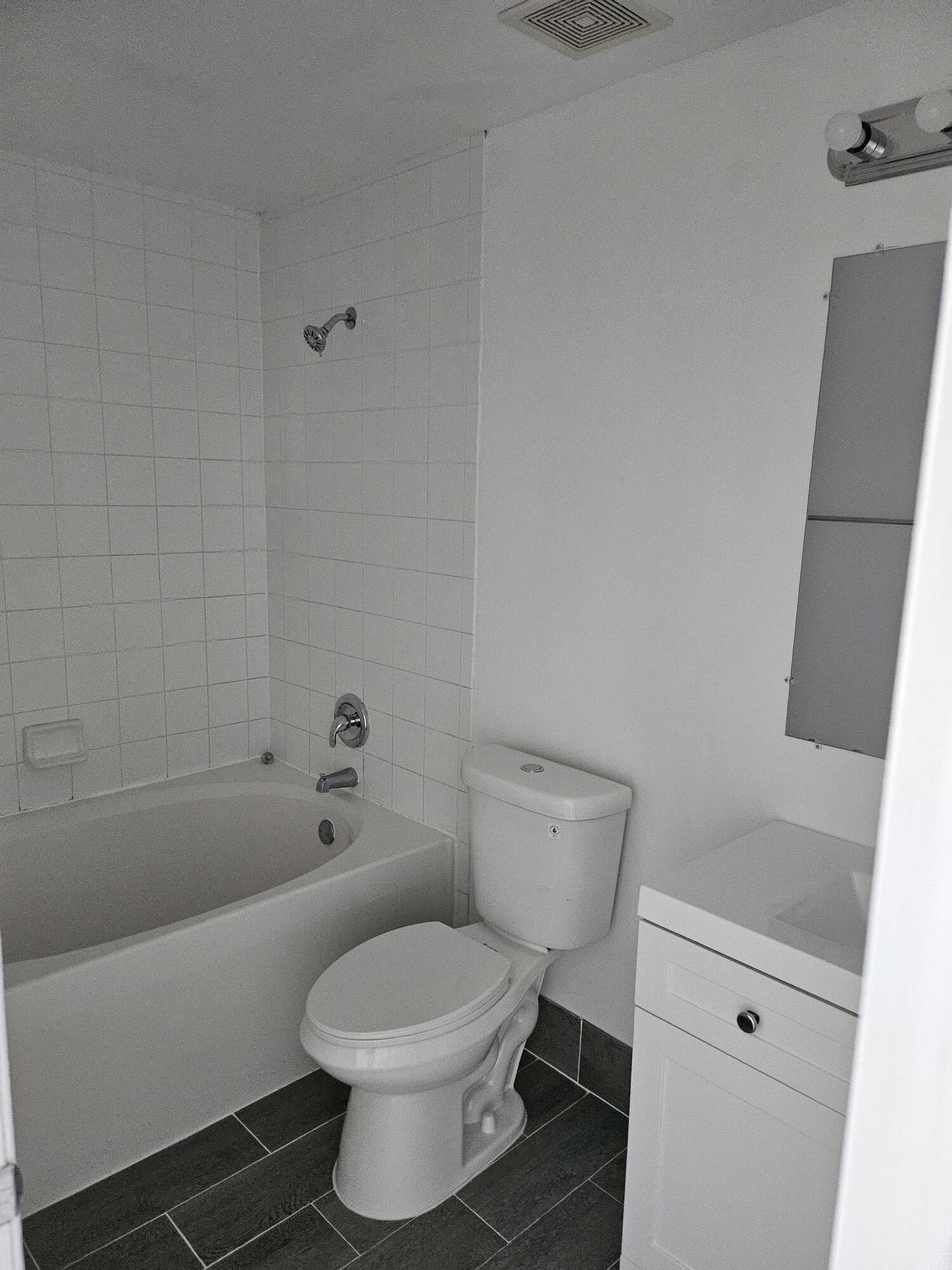 LAUREL OAKS ENCLAVE - Residential Lease